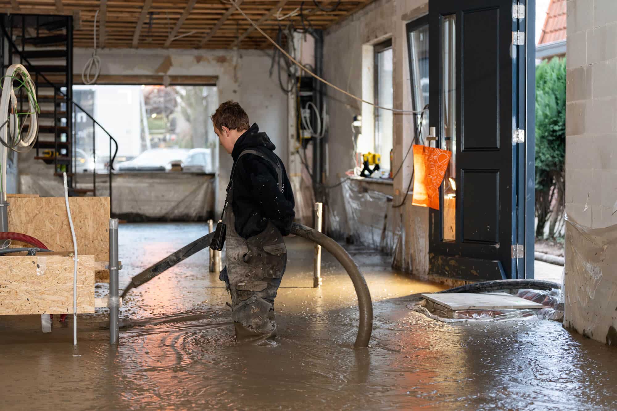 Storten van schuimbeton in oude woning