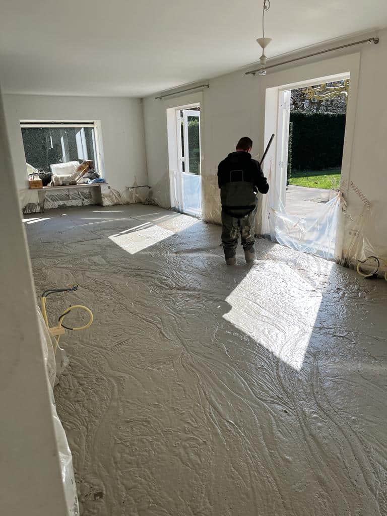 Storten van schuimbeton tijdens verbouwing van een woning.