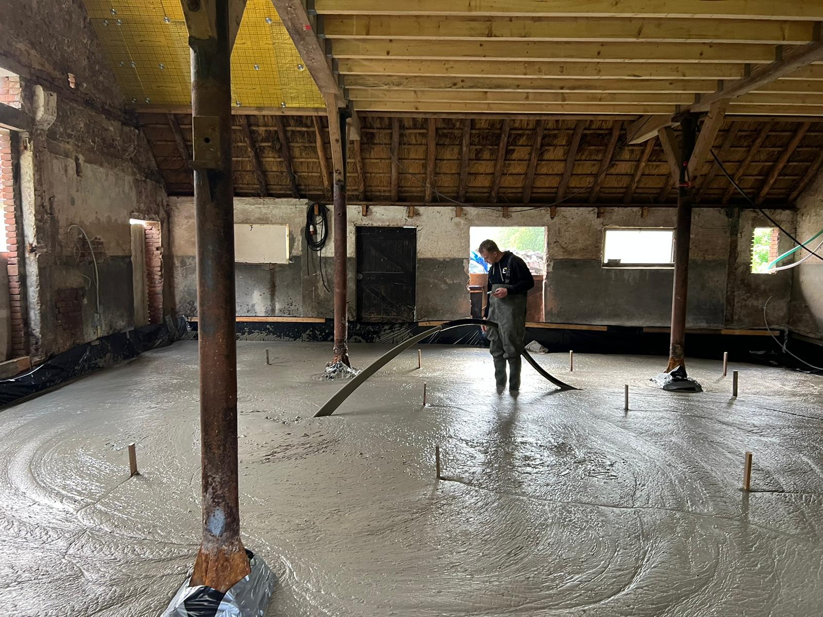 Vloerrenovatieproject met schuimbeton bij oude woonboerderij in Achterveld