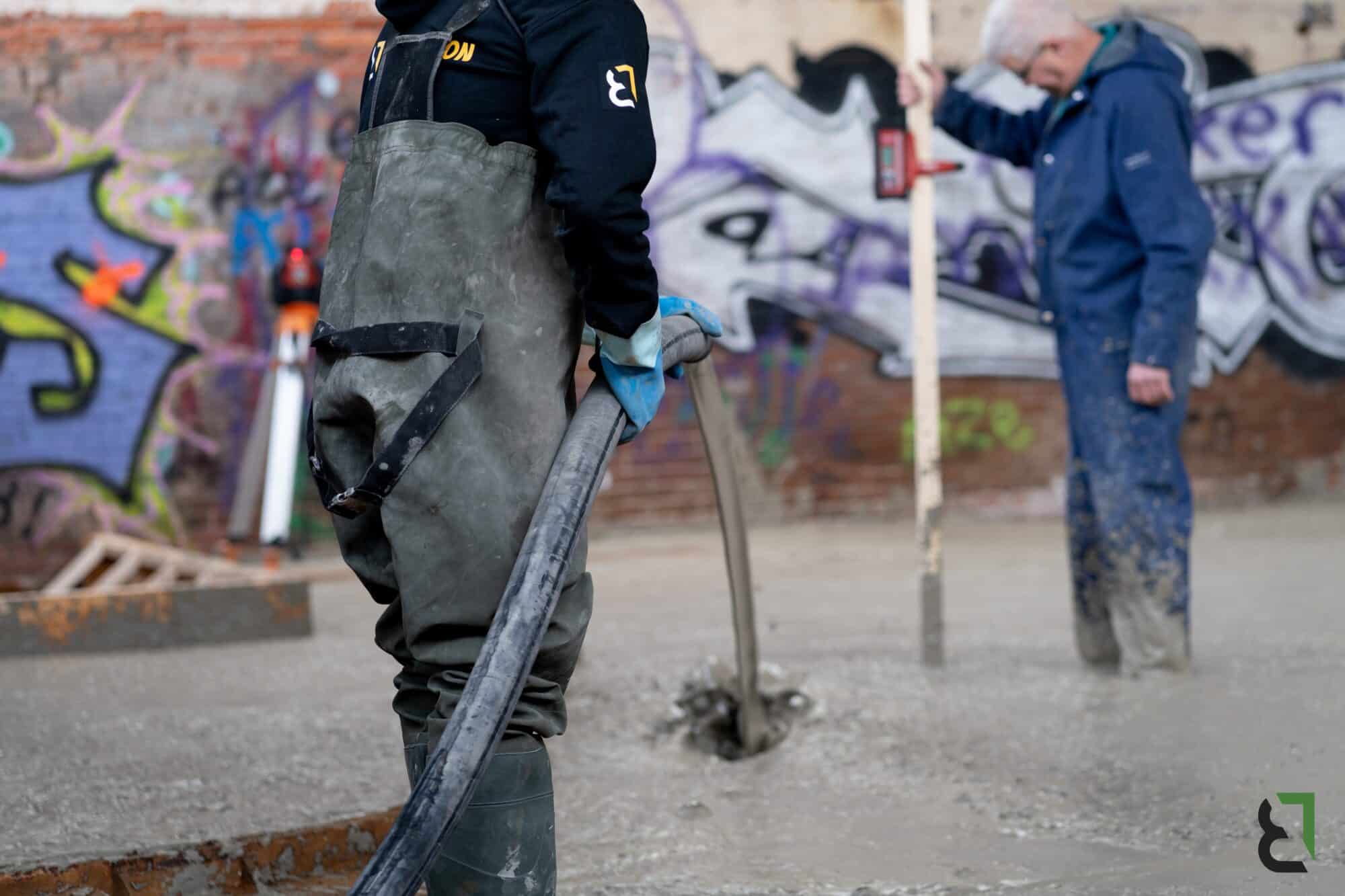 Opvulling van een ongelijke vloer bij hal in Arnhem