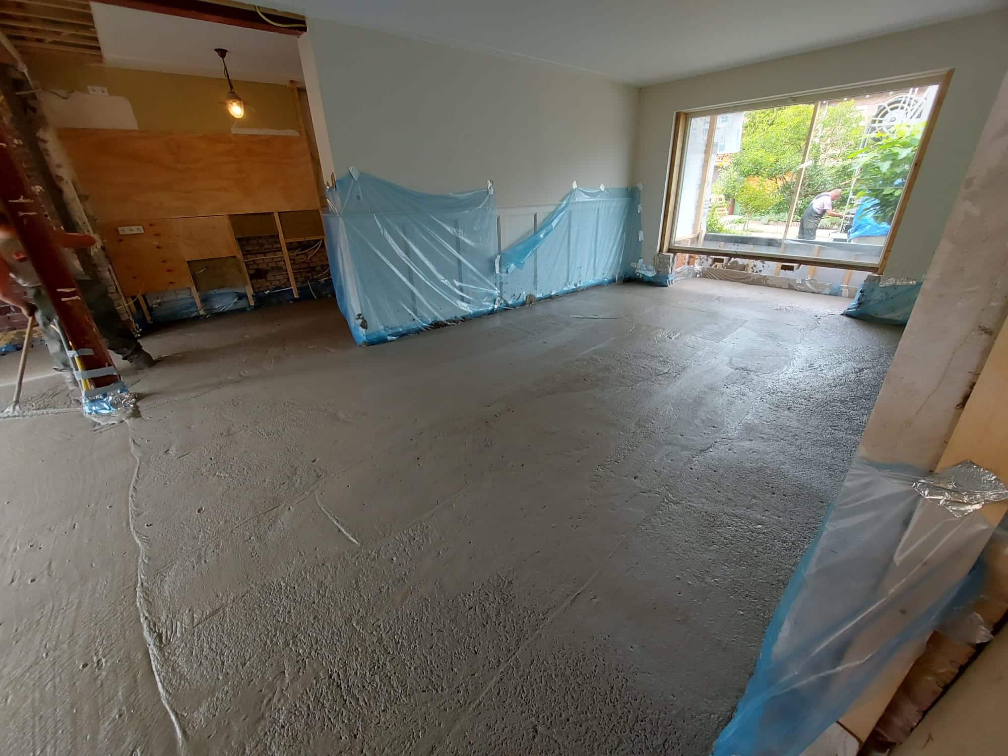 Storten van schuimbeton voor renovatievloer in Oosterbeek