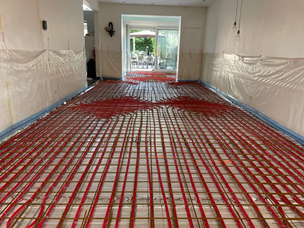 Aanleg schuimbeton in combinatie met vloerverwarming en dekvloer - renovatievloer schuimbeton