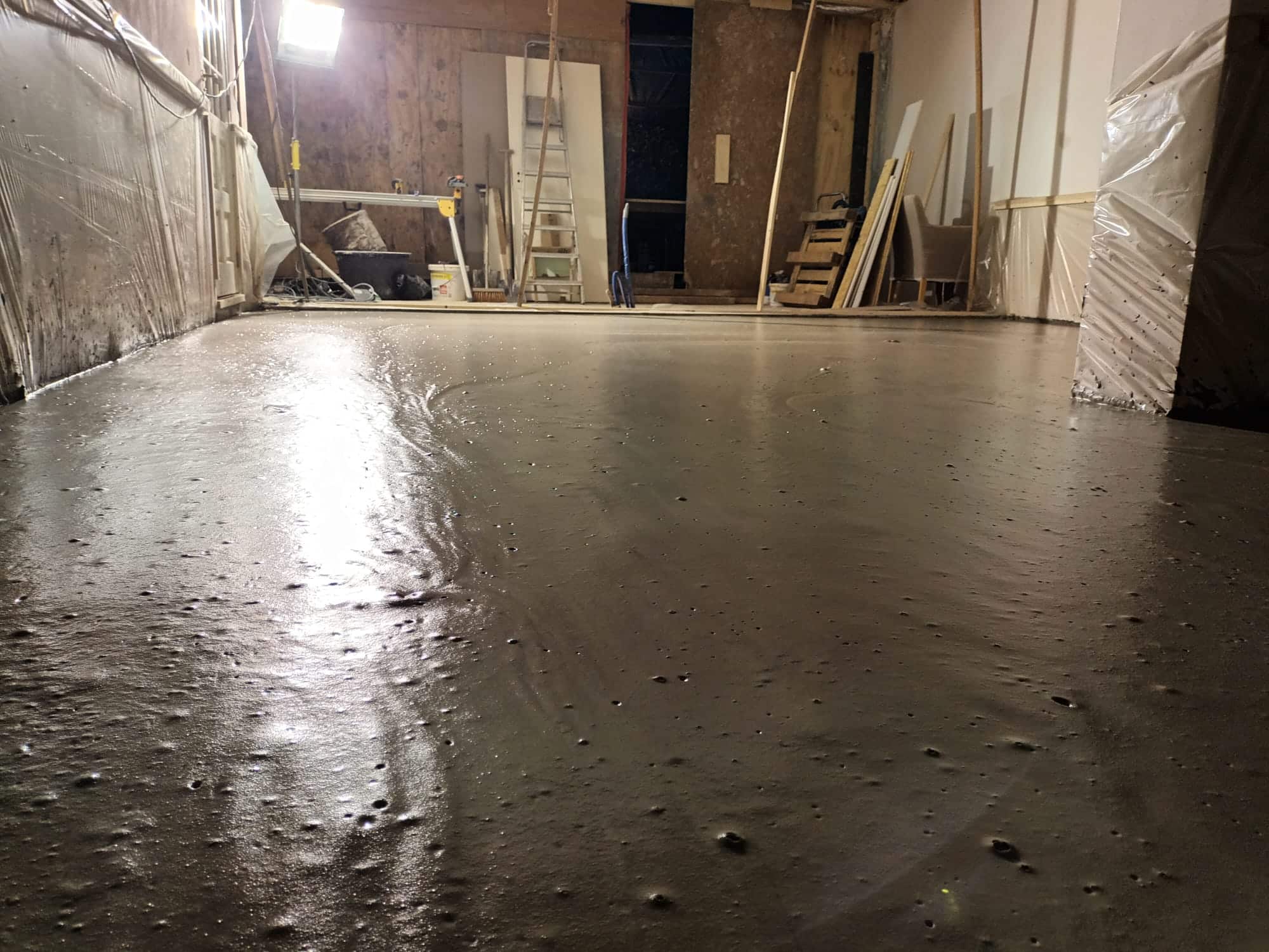 Aanbrengen renovatievloer met schuimbeton
