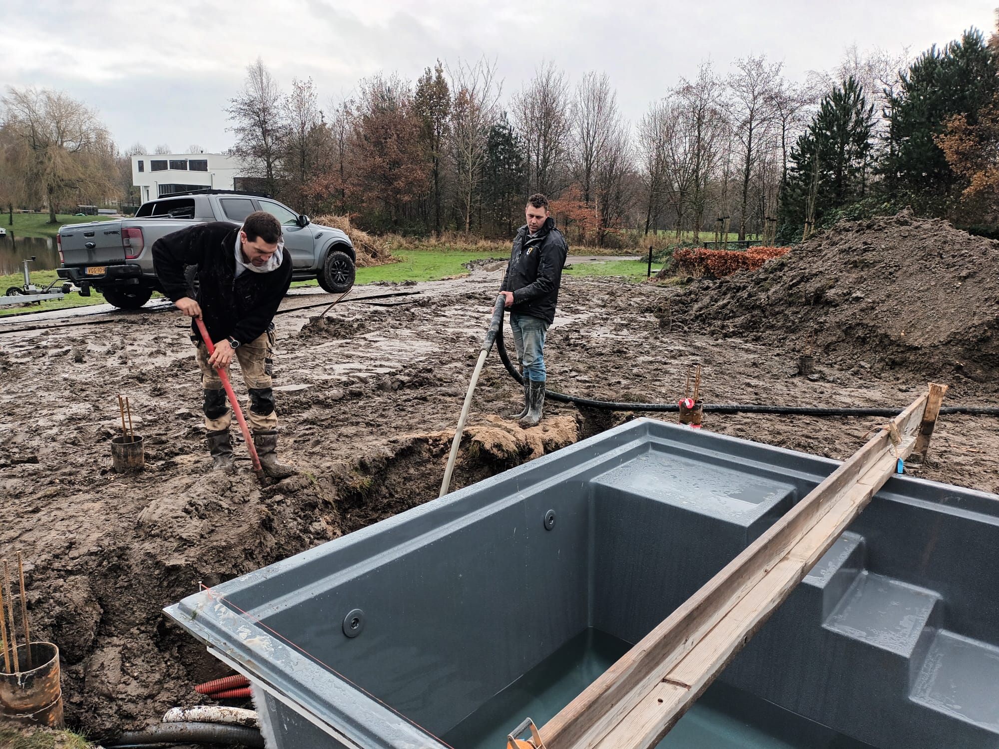 Schuimbeton storten langs een zwembad | Bull Schuimbeton