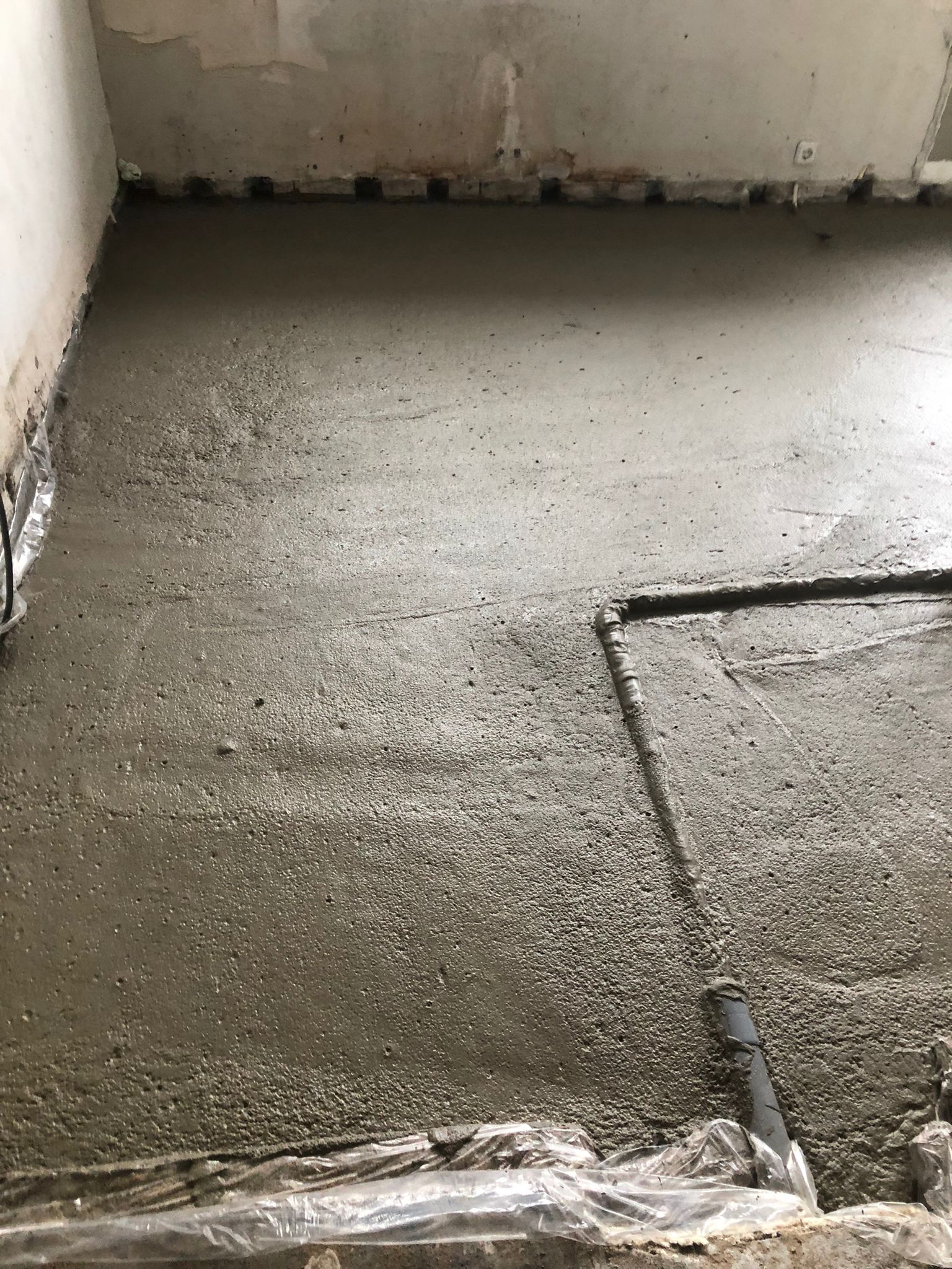 Storten van schuimbeton bij woning in Doesburg