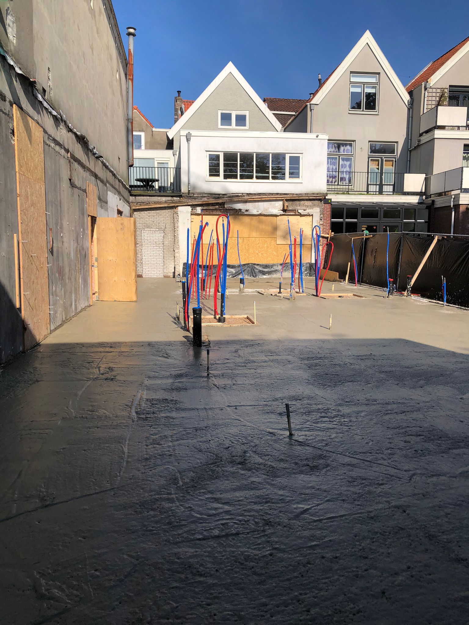 Storten van schuimbeton bij woning in Utrecht