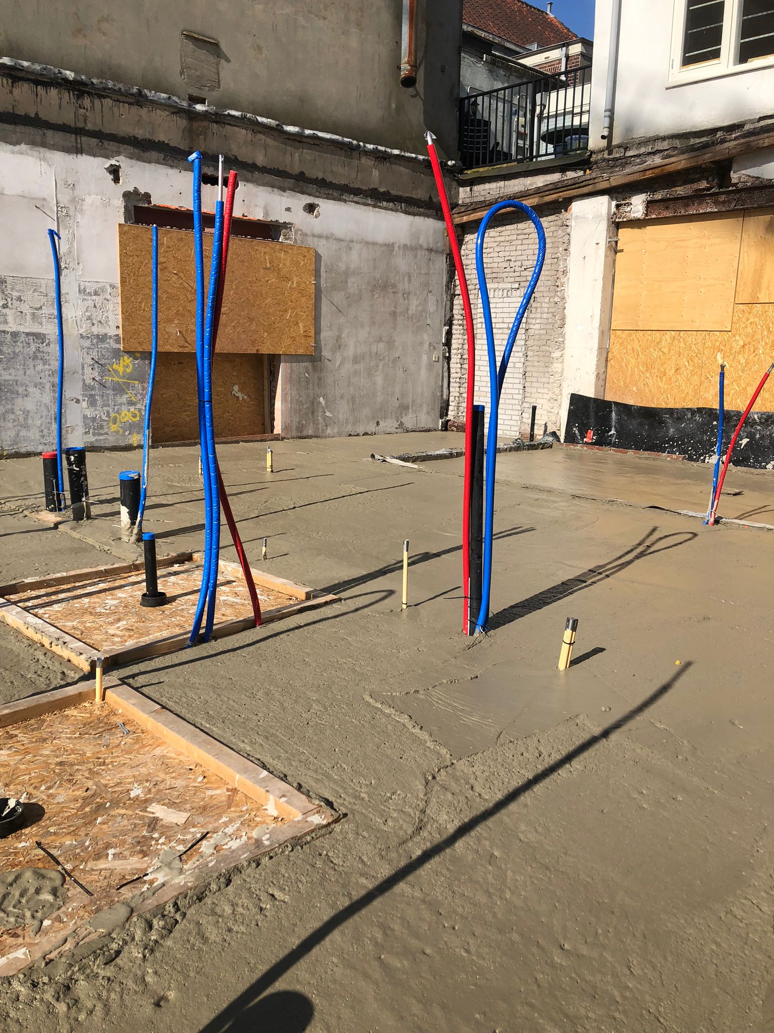 Storten van schuimbeton voor de aanbouw van een woning.