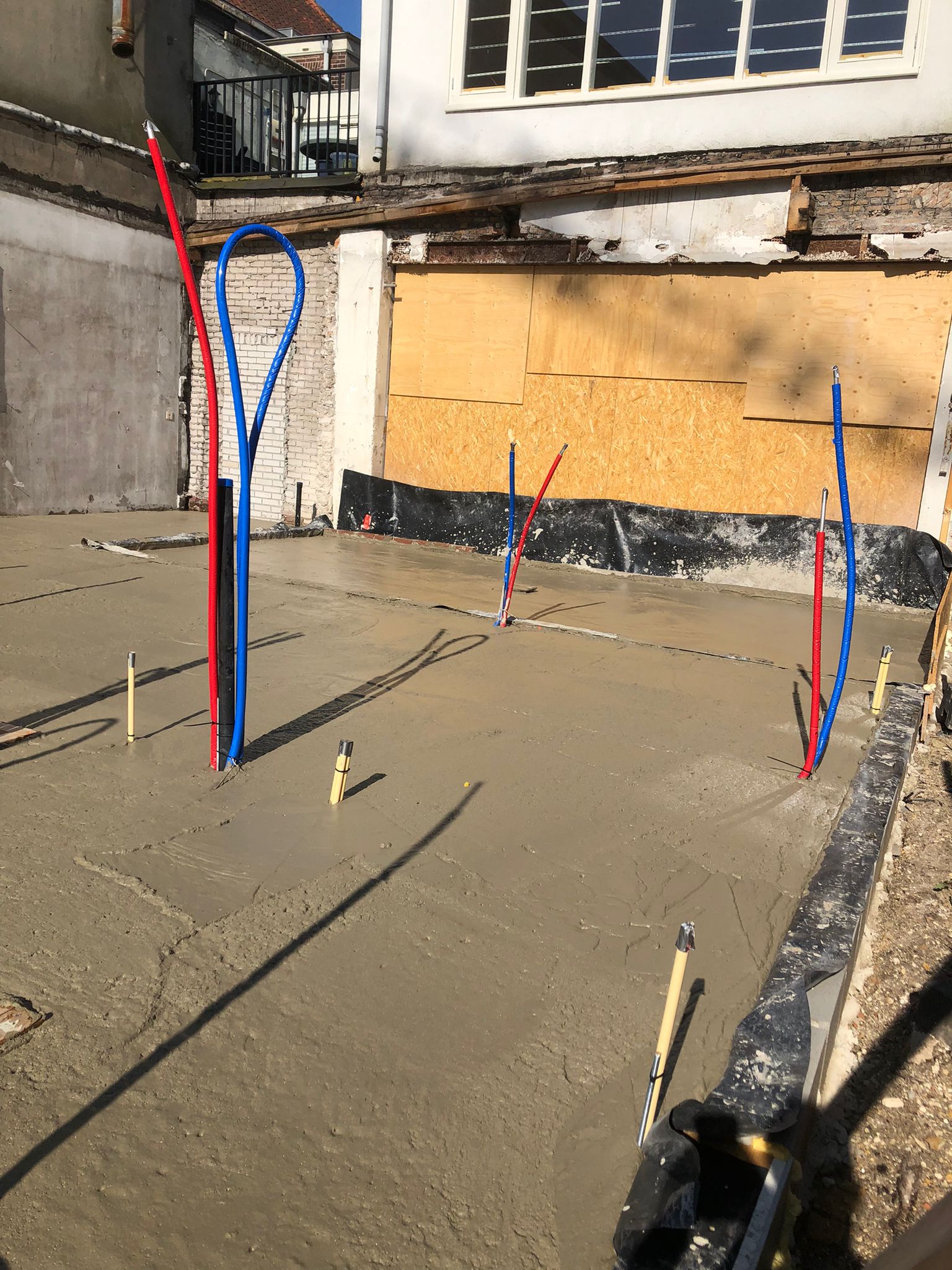 Storten van schuimbeton voor de aanbouw van een woning