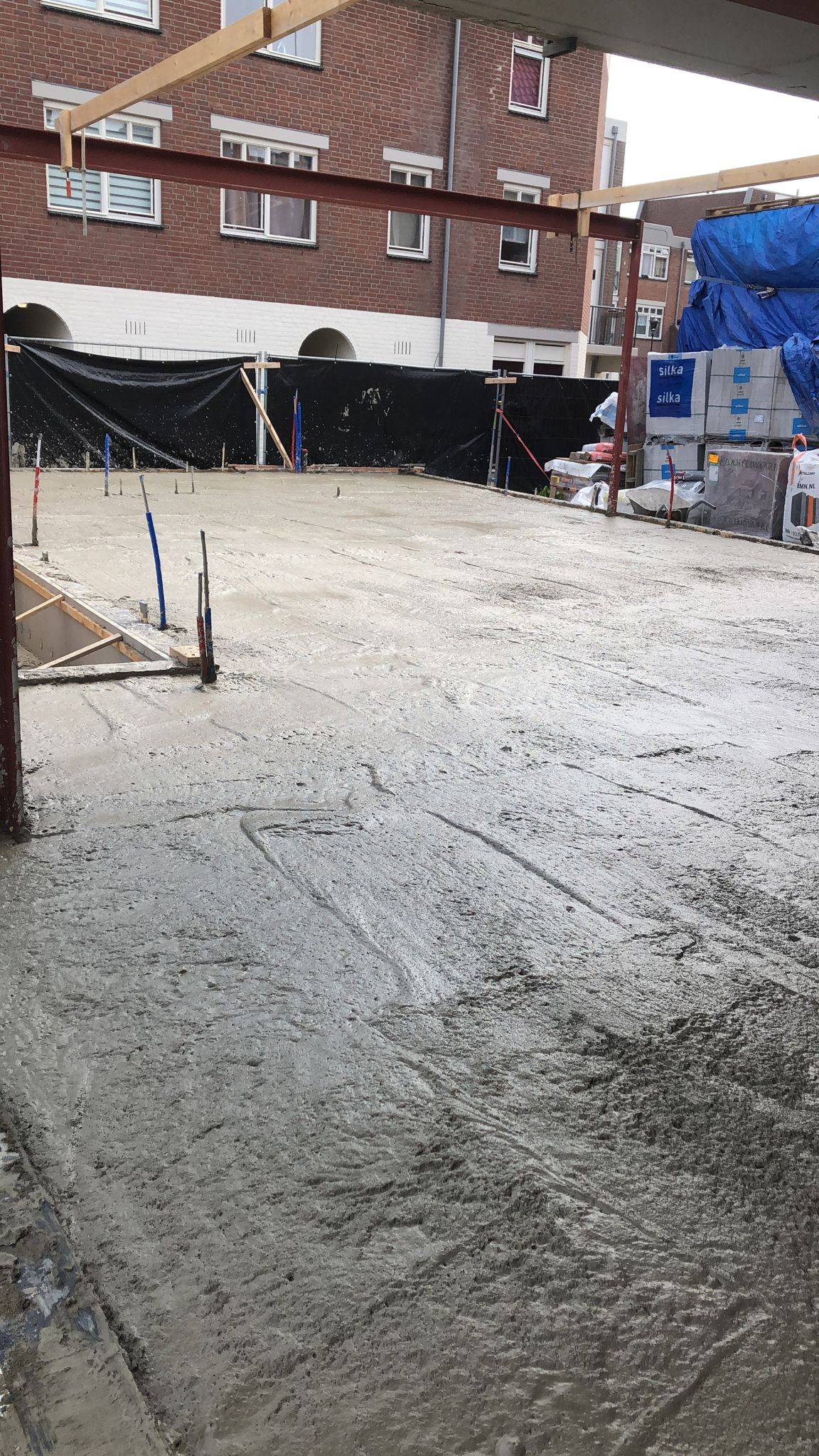Storten van schuimbeton voor de aanbouw van een woning