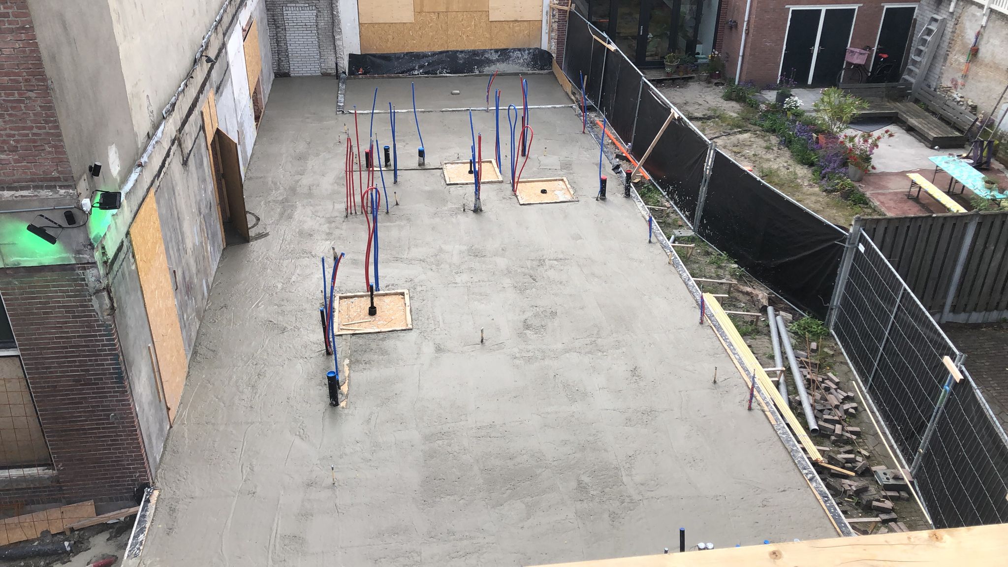 Storten van schuimbeton bij woning in Utrecht