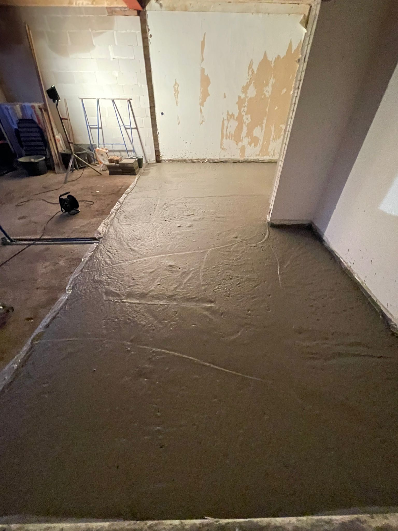 Gestort en gladgestreken schuimbeton bij woning in Apeldoorn