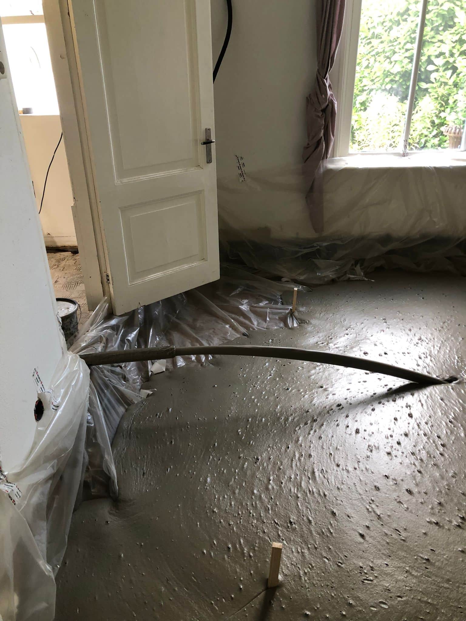 Storten van schuimbeton bij woning in de Achterhoek