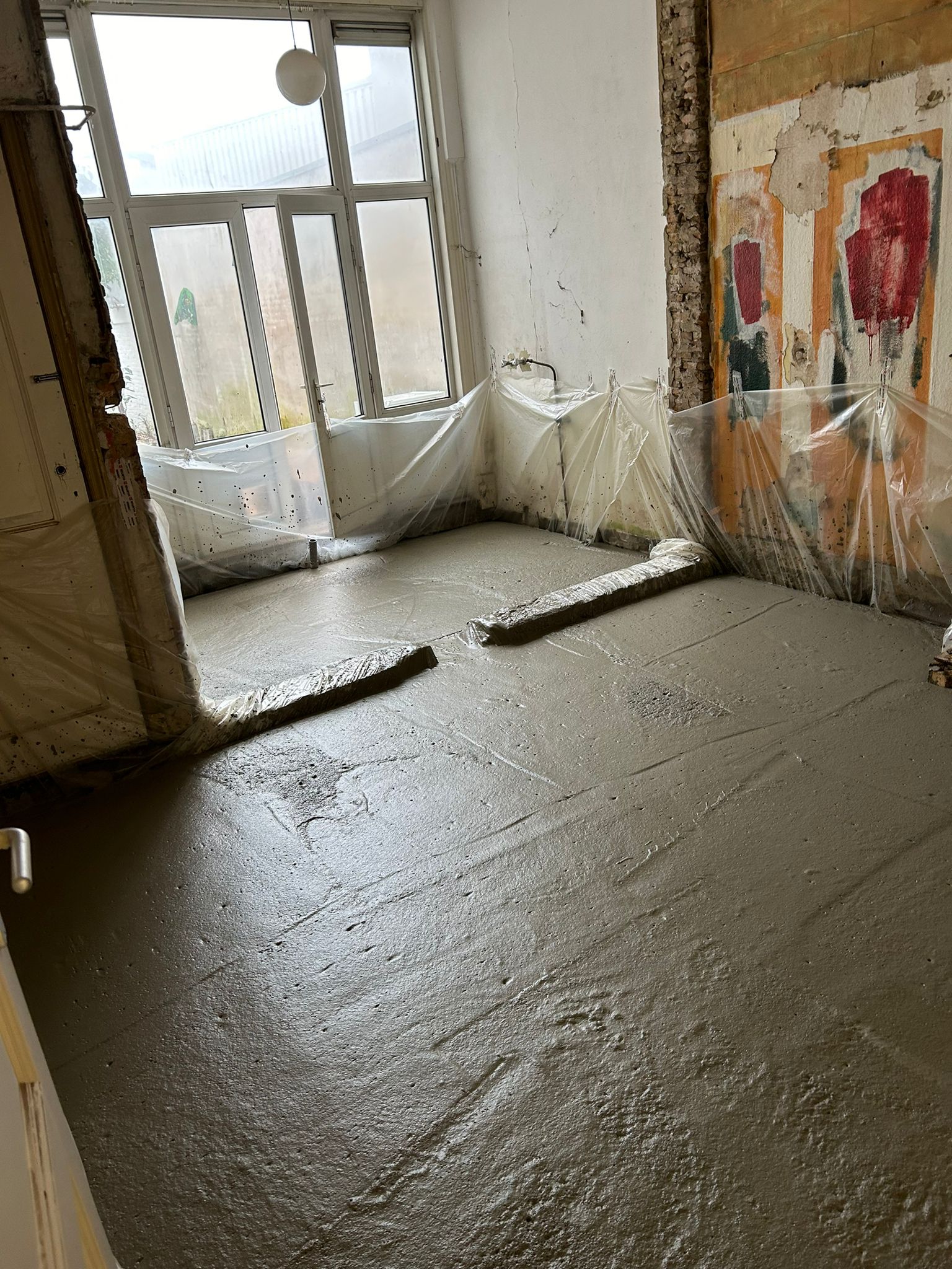 Bij een woning in Zwolle is een renovatievloer aangebracht met behulp van schuimbeton