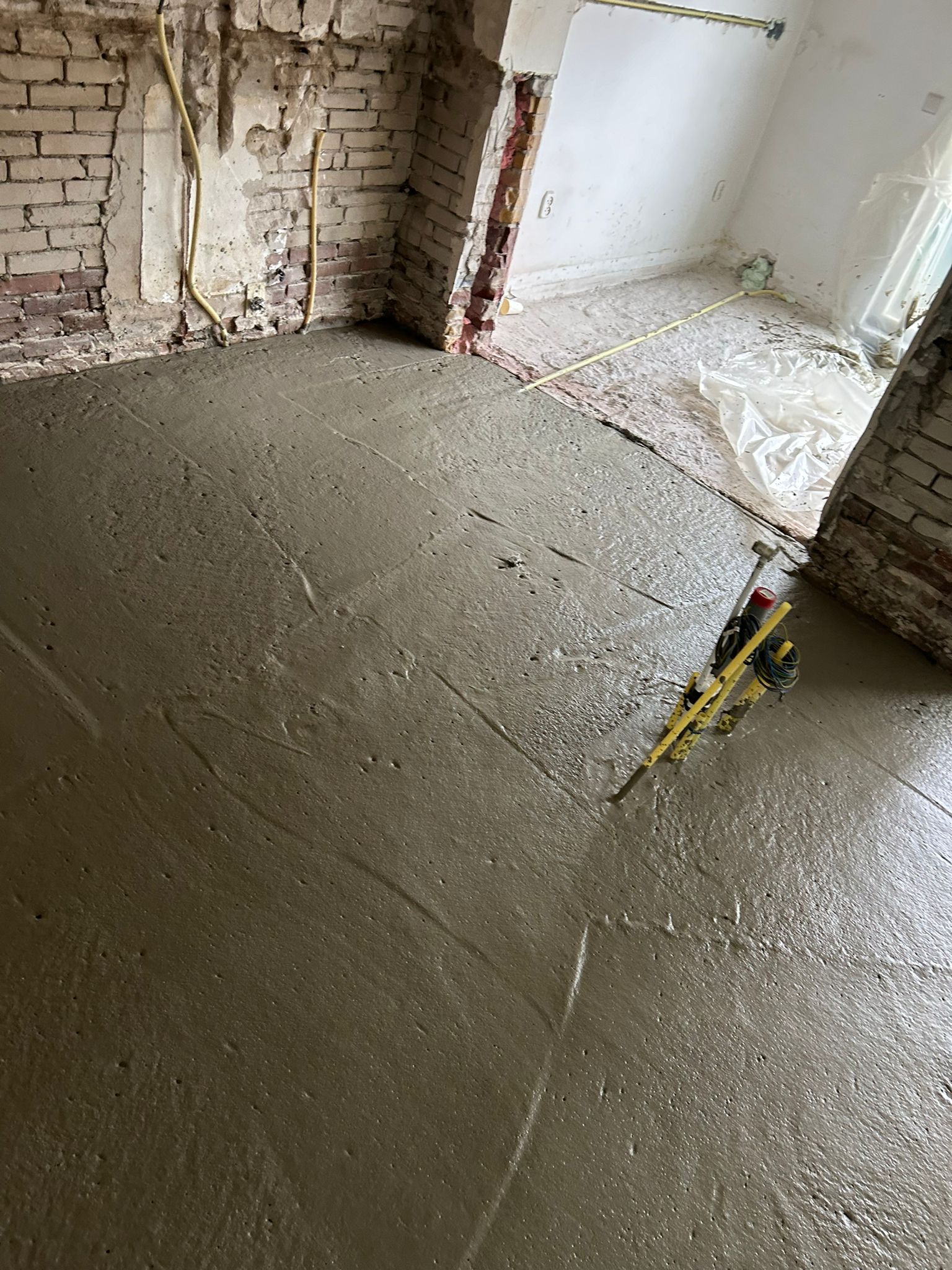 Aanbrengen schuimbeton bij woning in zwolle