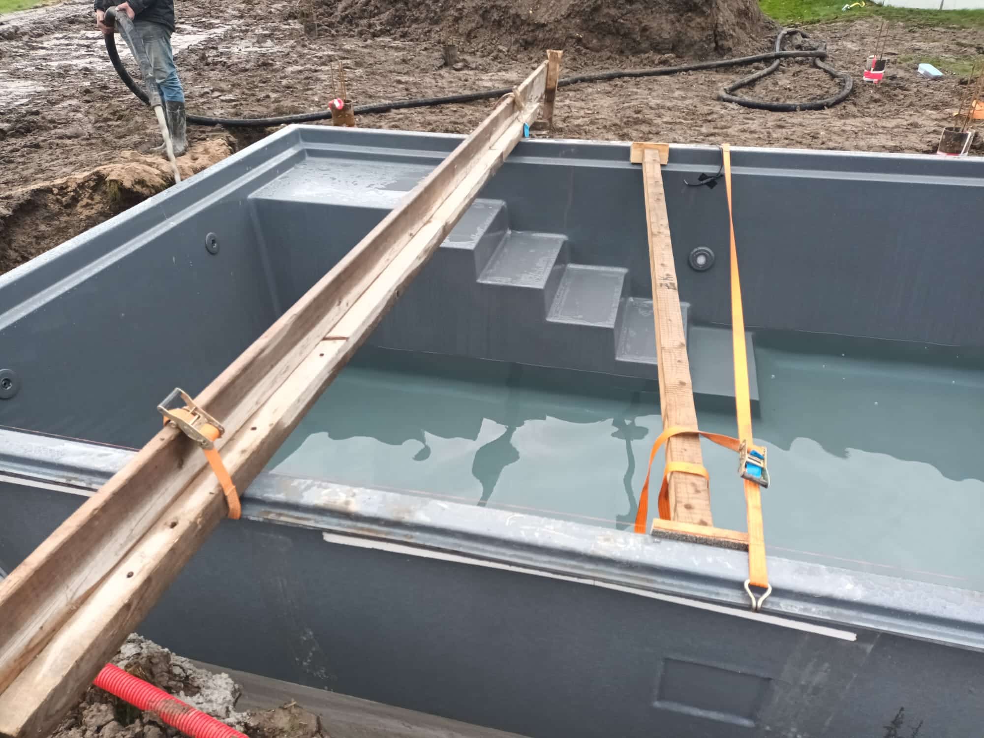 Zwembad isoleren met schuimbeton | Schuimbeton onder sportvelden