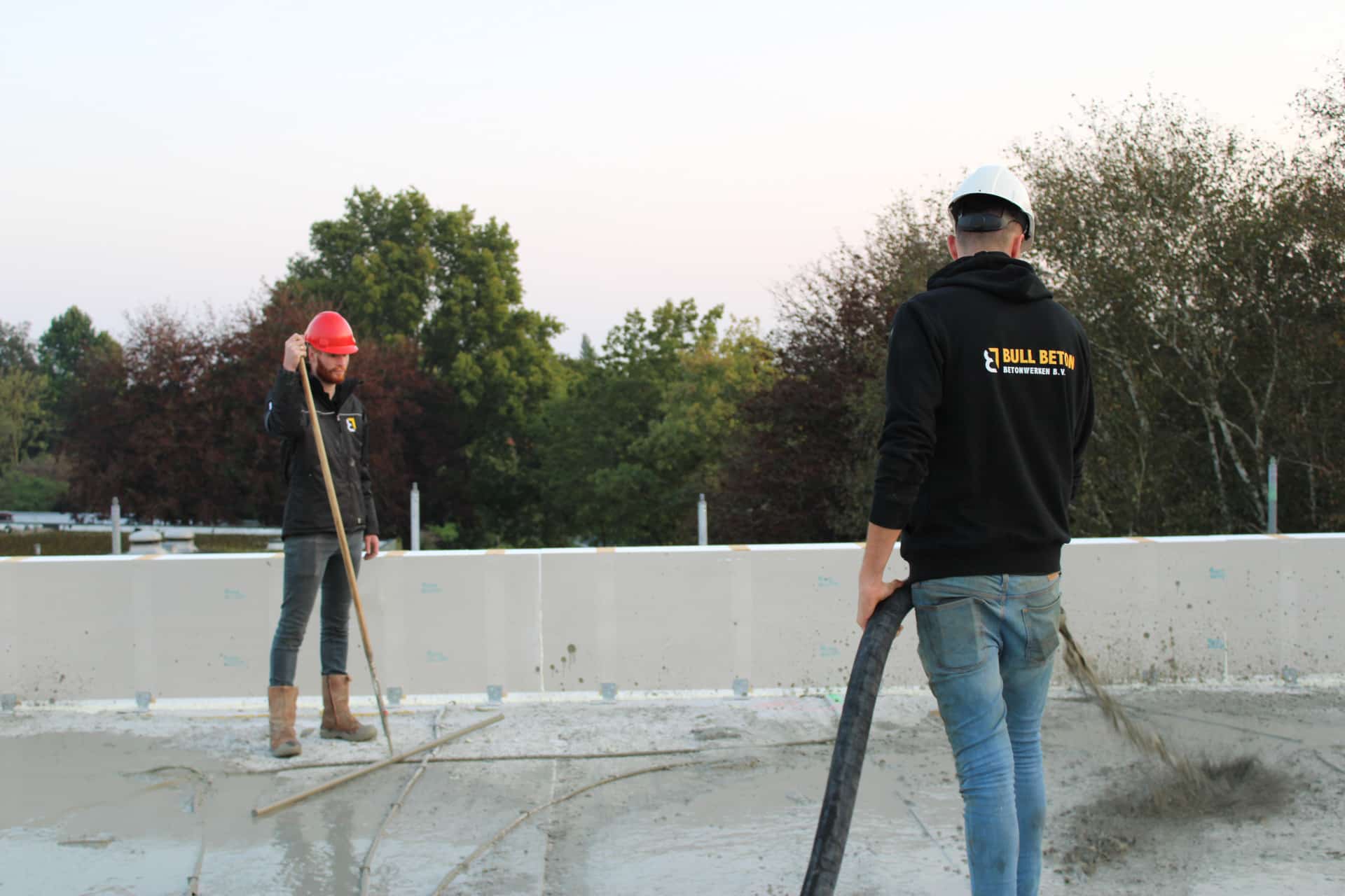 Schuimbeton op het dak aanbrengen