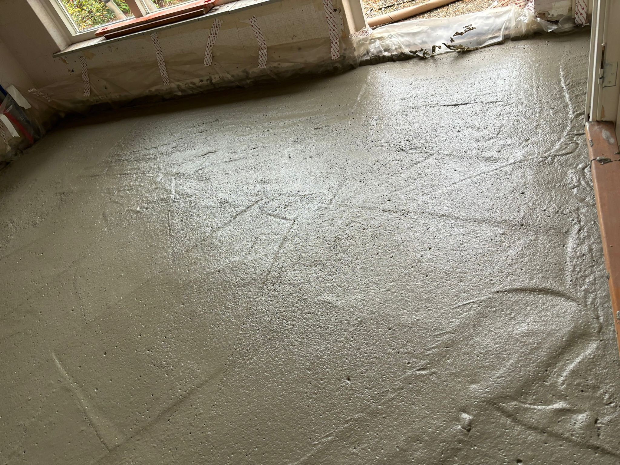 Schuimbetonvloer in woning | Renovatievloer met schuimbeton tijdens verbouwing