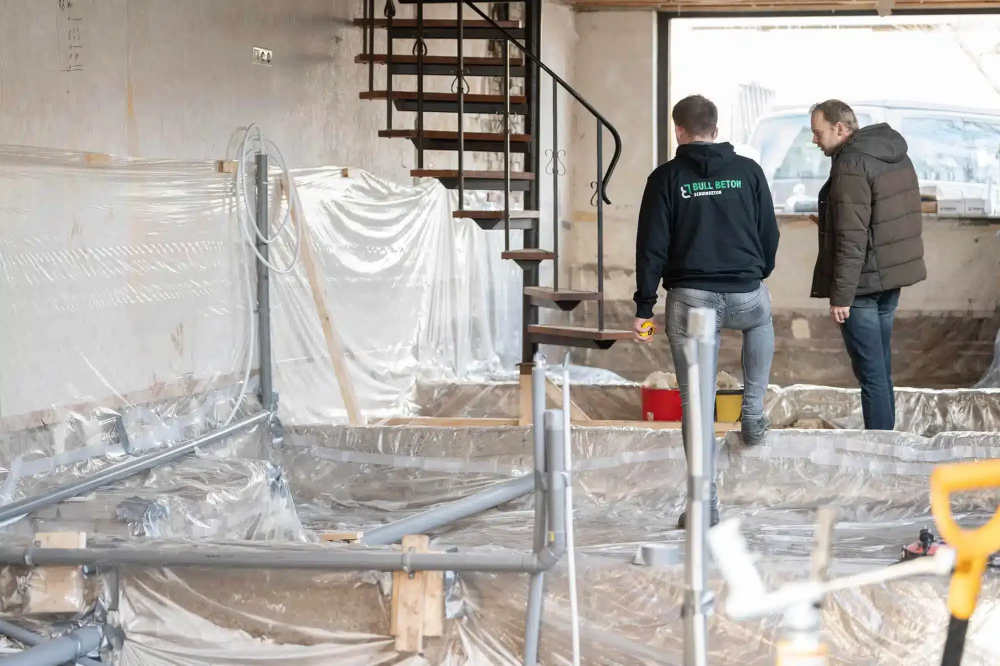 pecialisten van Bull Schuimbeton bespreken het project tijdens de voorbereiding van een schuimbetonvloer