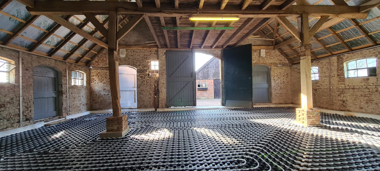Aanleggen van renovatievloer bij renovatie van een woonboerderij