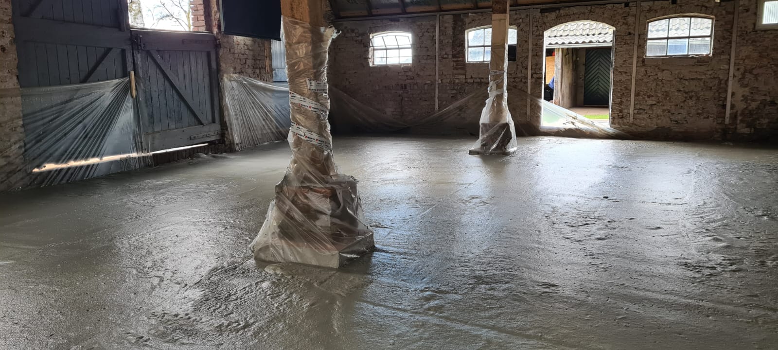 Storten van schuimbeton voor de renovatie van een oude woonboerderij
