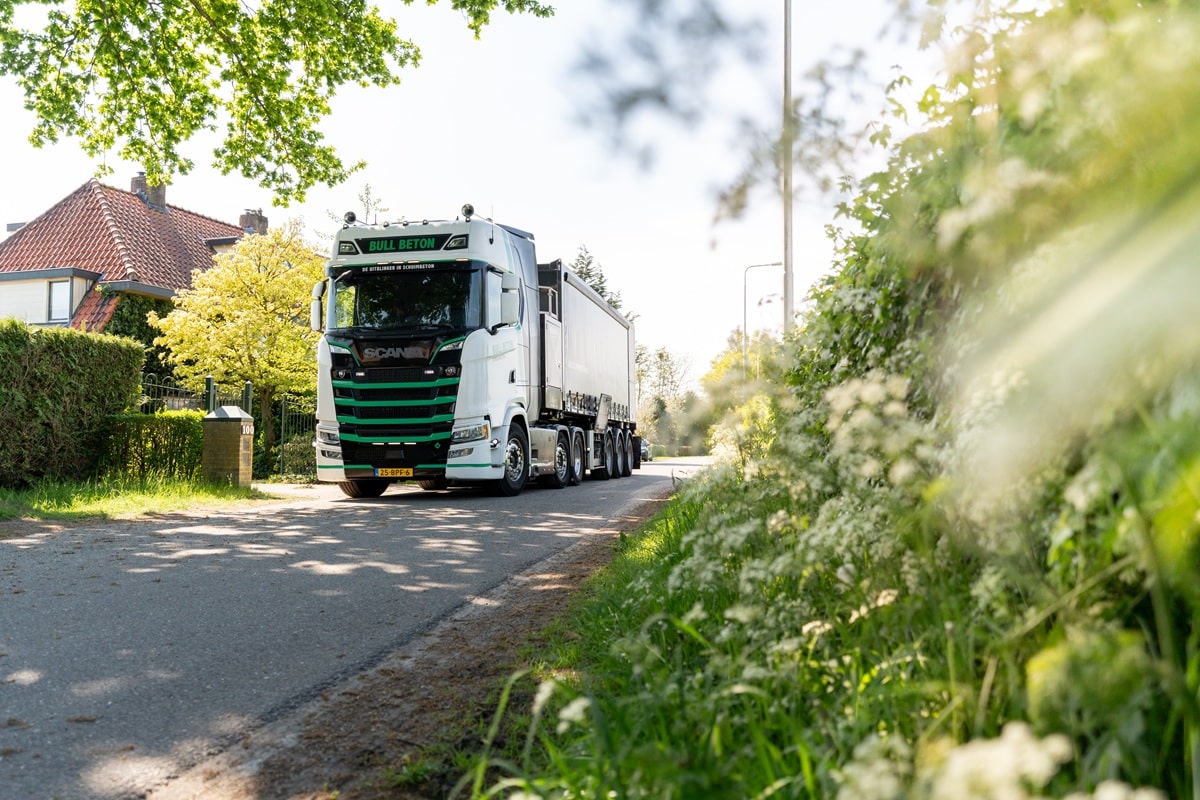 Chauffeur schuimwagen - Bull Schuimbeton