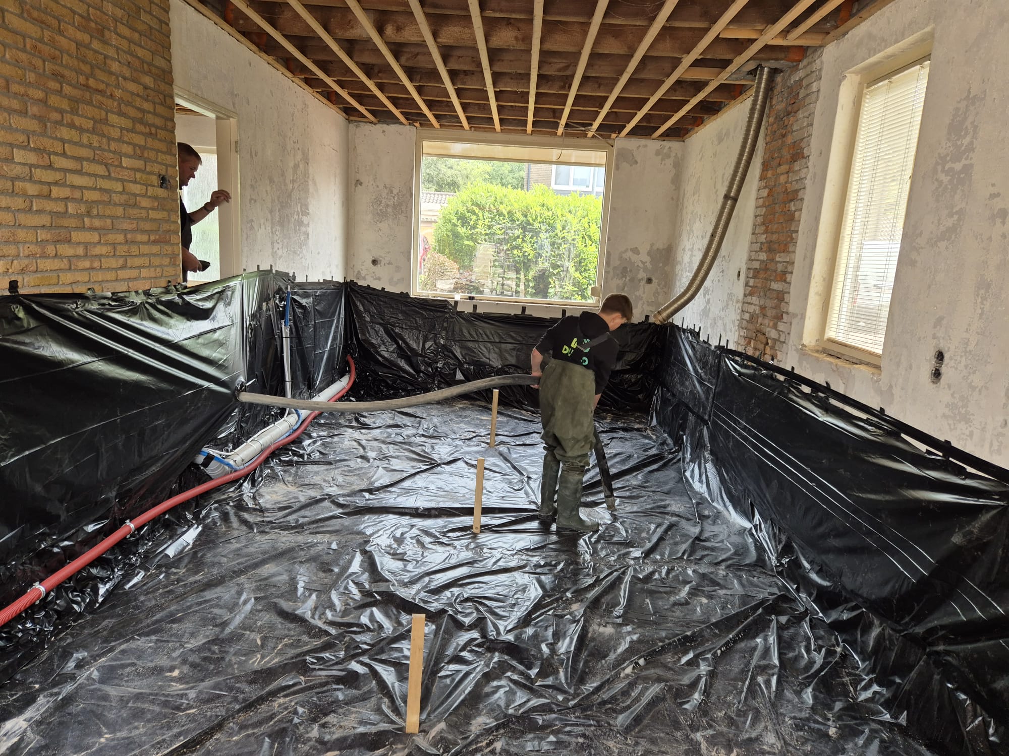 Storten van schuimbeton bij woning in Hilversum