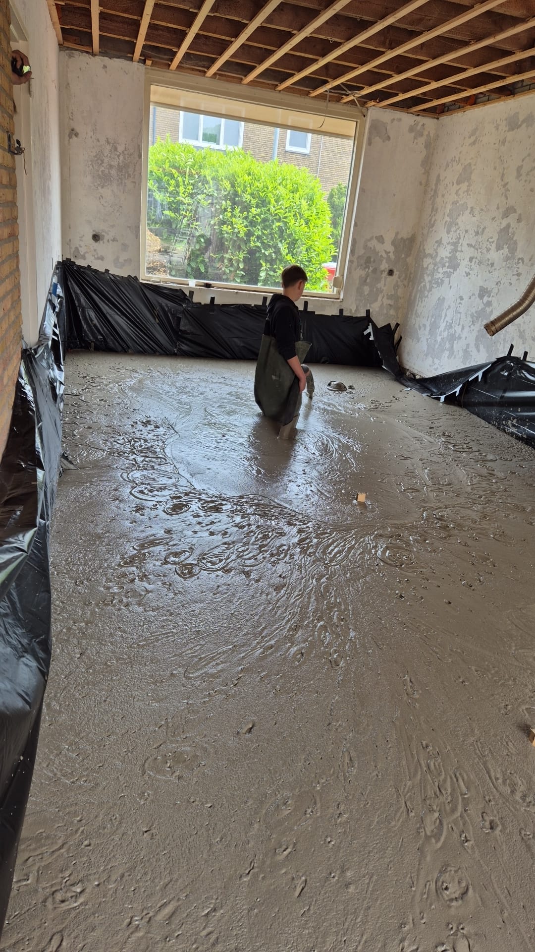 Storten van schuimbeton bij woning in Hilversum