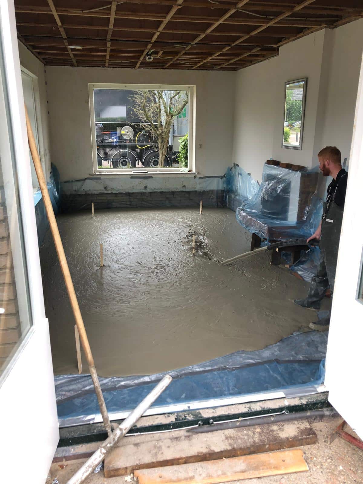Storten van schuimbeton bij woning in Hilversum