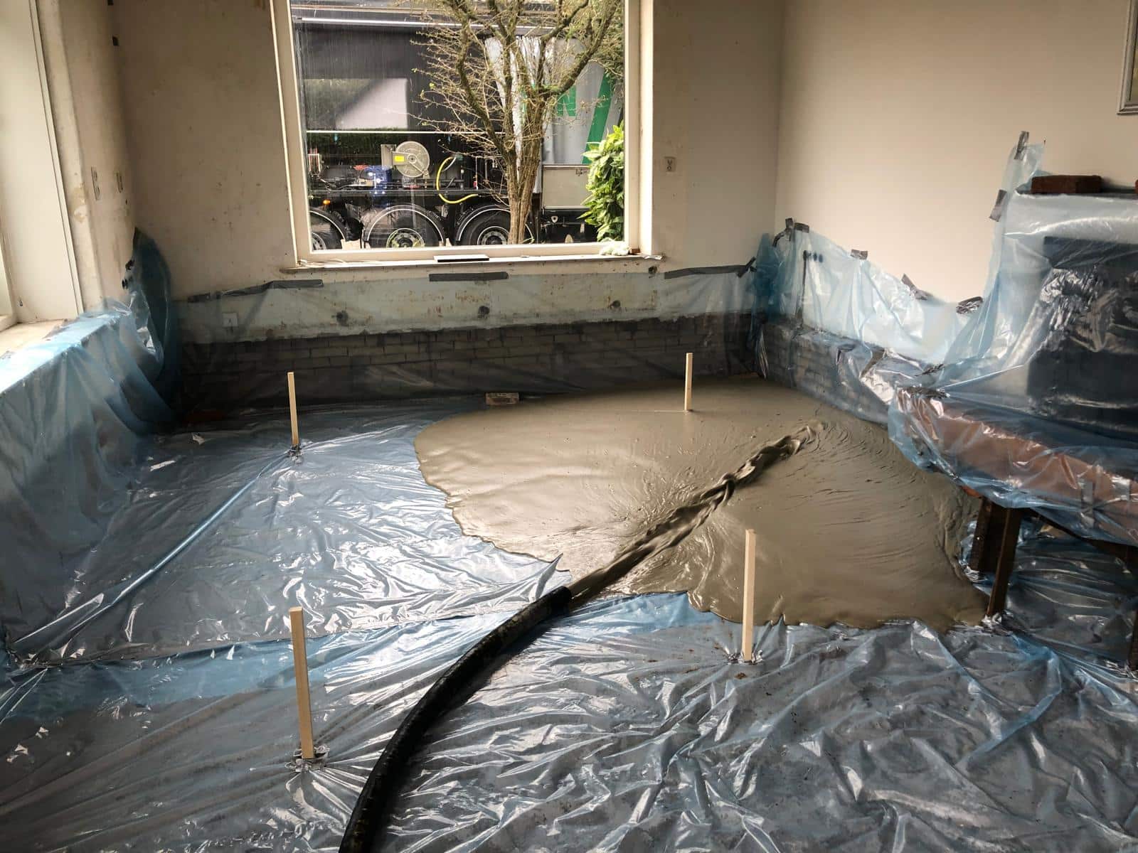 Storten van schuimbeton bij woning in Hilversum