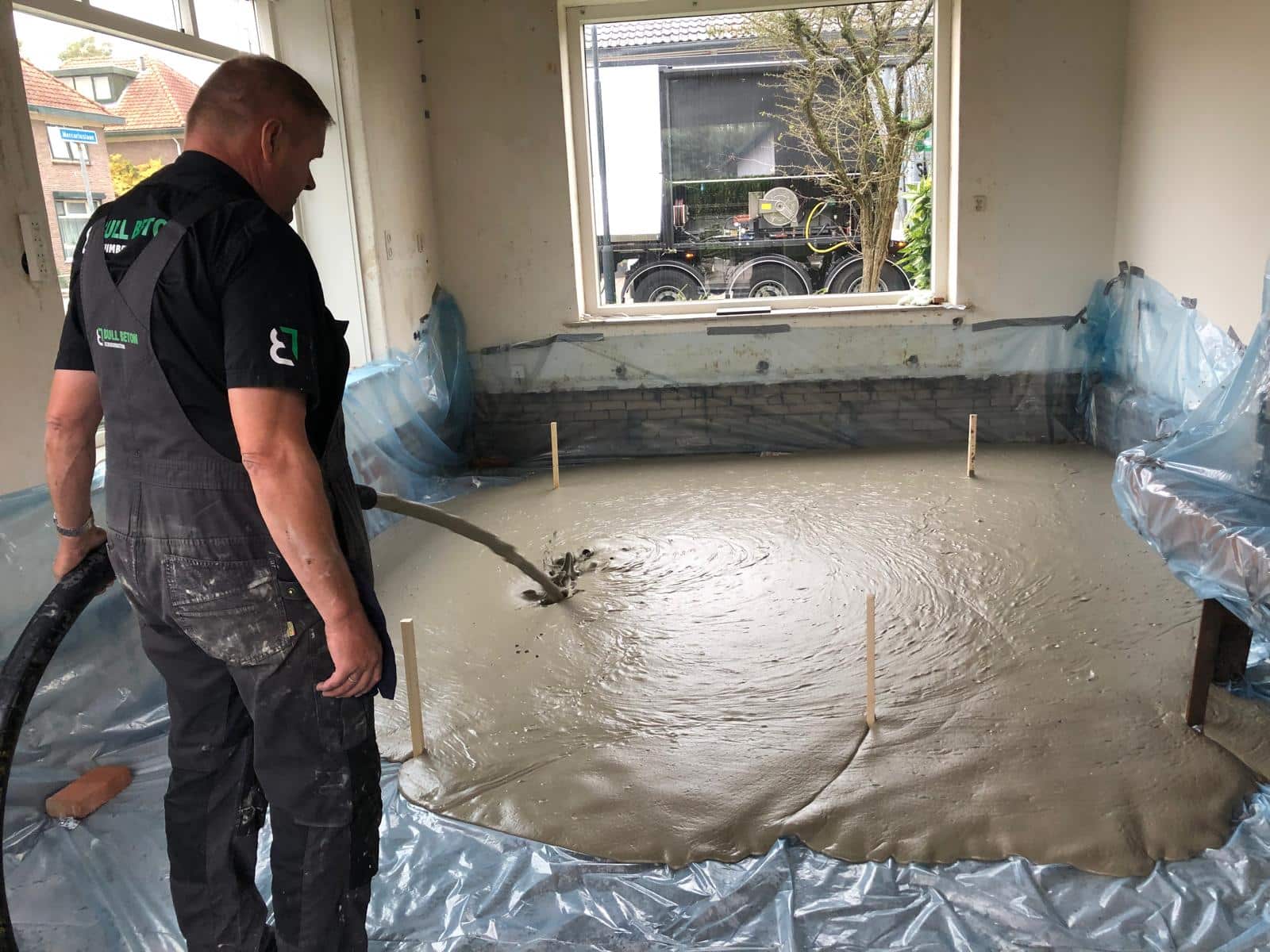 Storten van schuimbeton bij woning in Hilversum