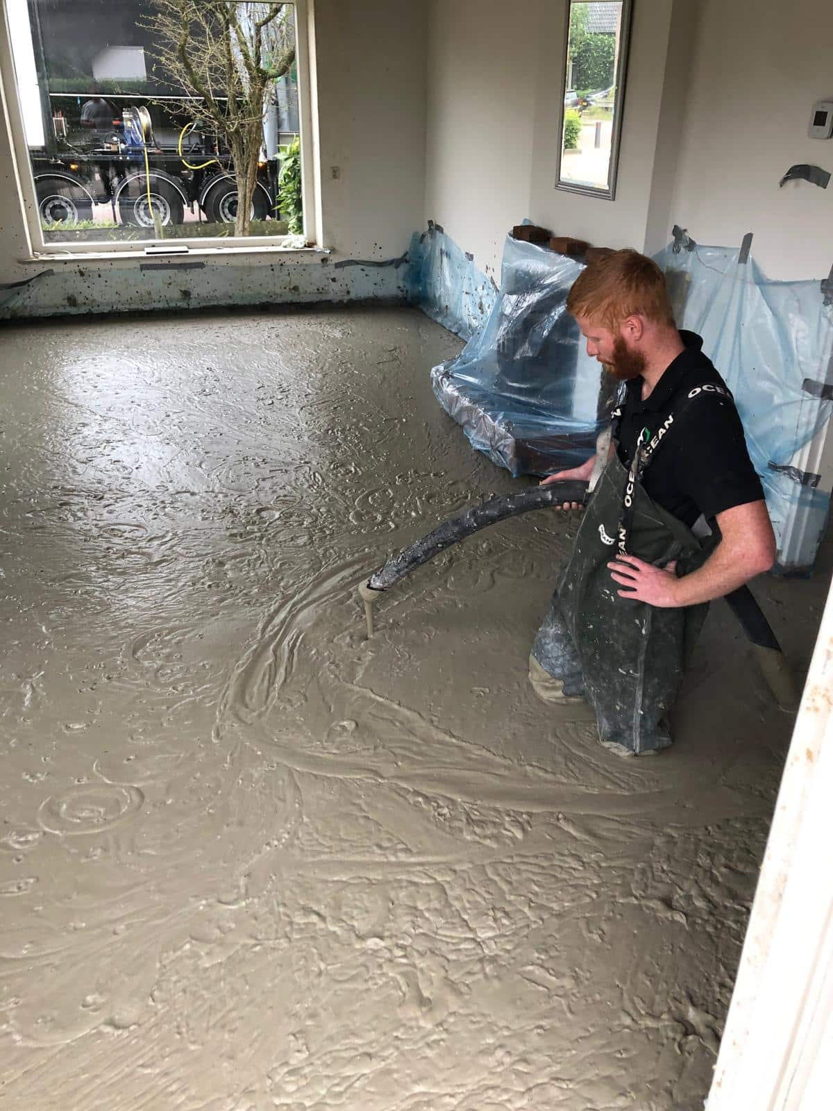 Storten van schuimbeton bij woning in Hilversum