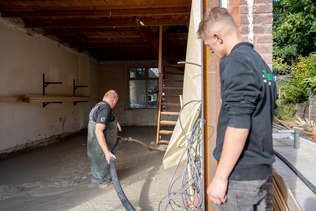 Storten van schuimbeton voor renovatievloer
