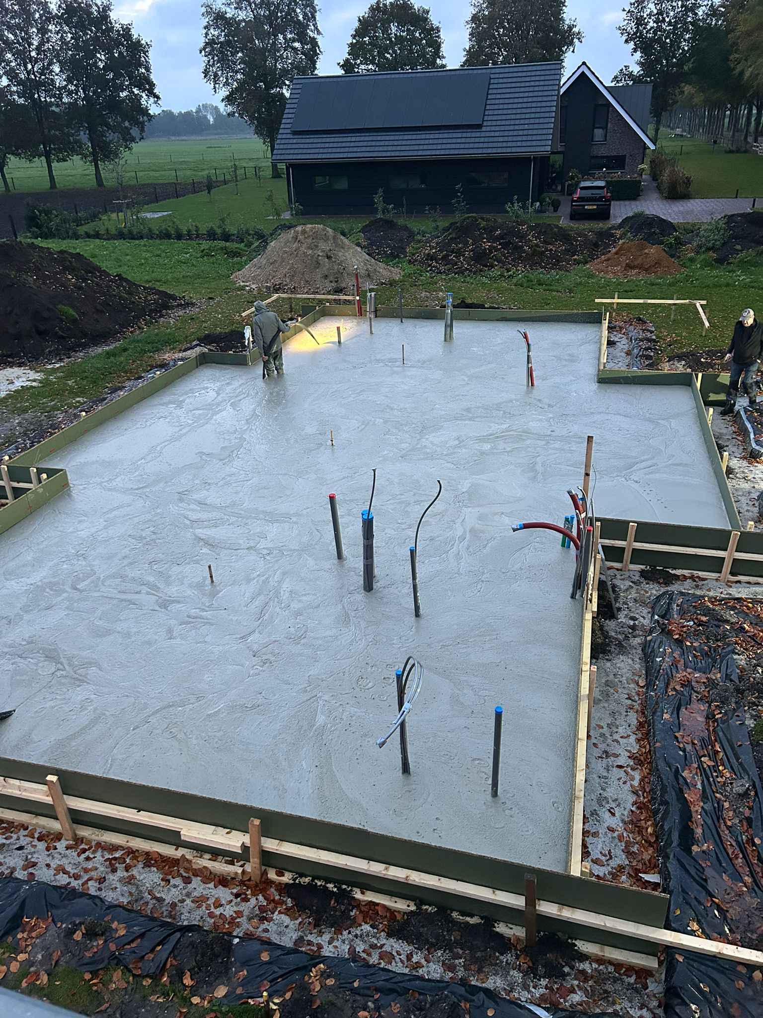 Storten van schuimbeton als basis voor een woning in Wijster