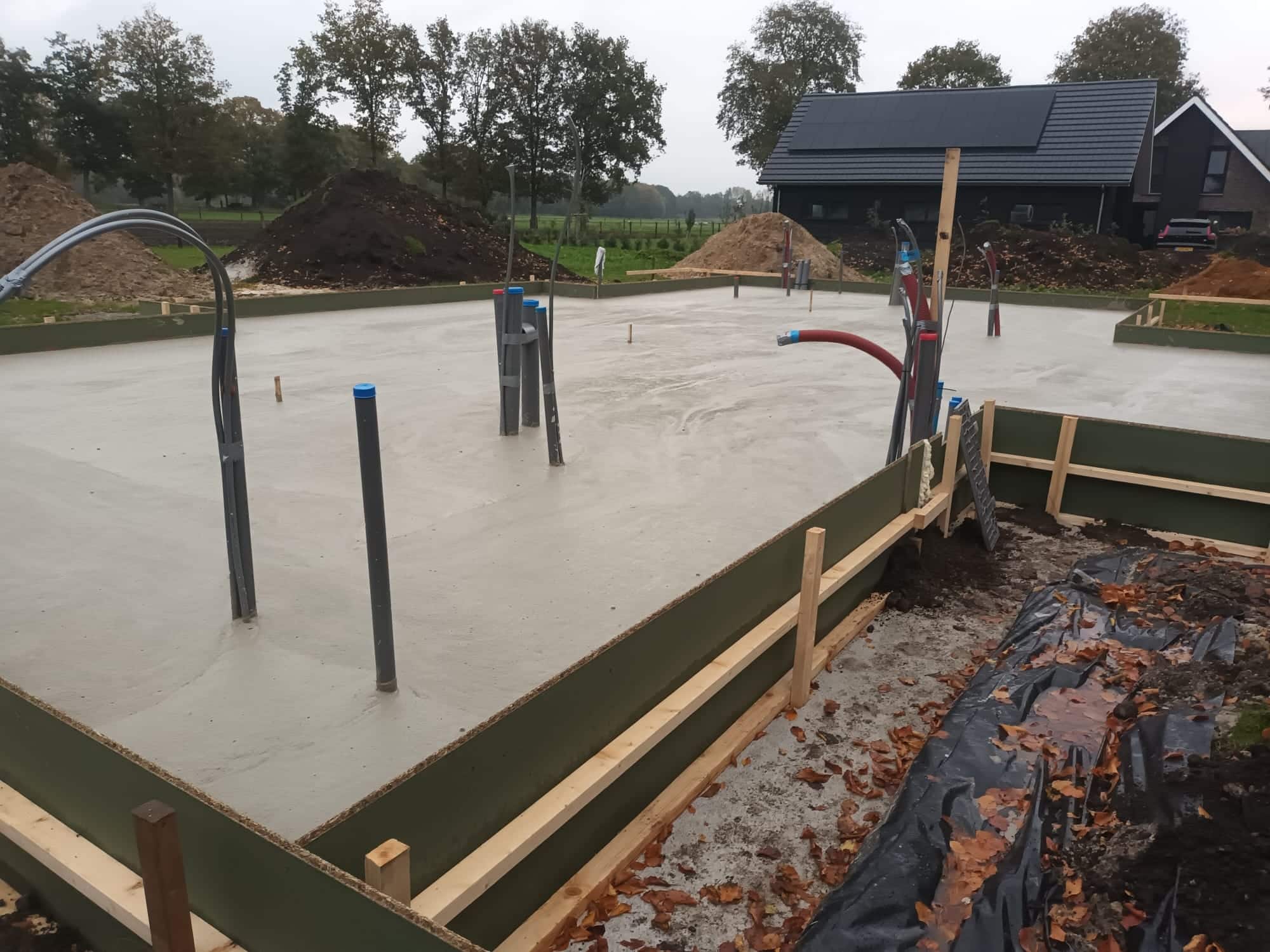Storten van schuimbeton als basis van een woning in Wijster