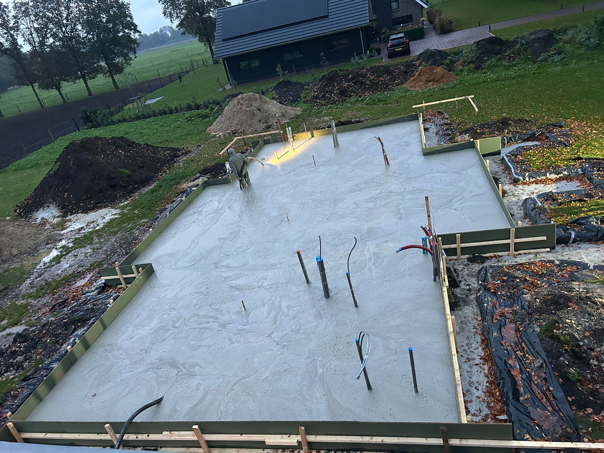 Storten van schuimbeton in Wijster