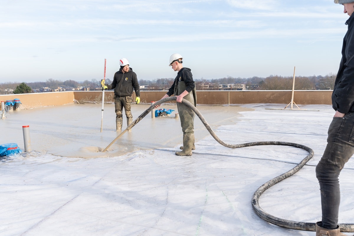 Project storten van schuimbeton op het dak bij nieuwbouwproject