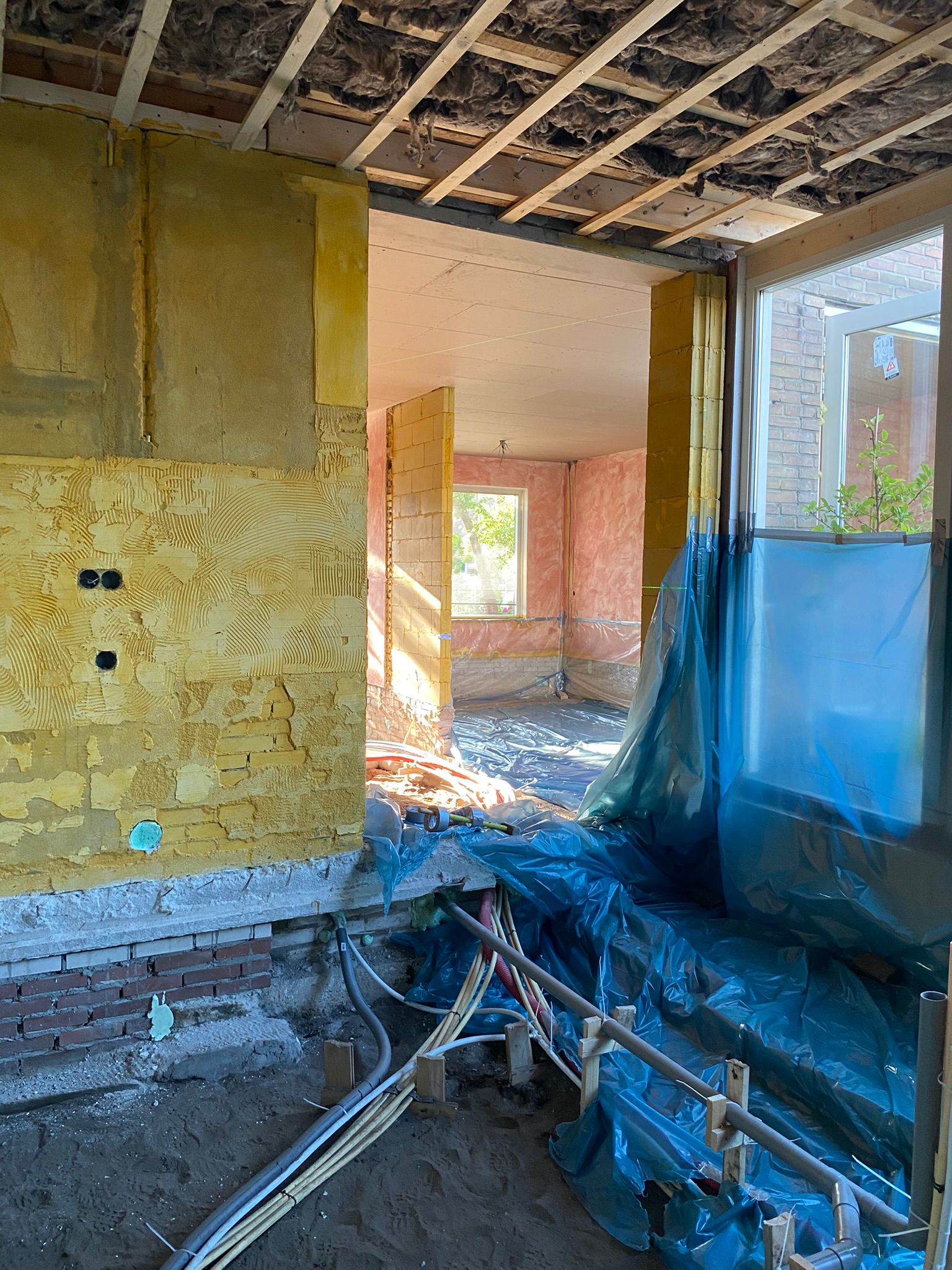 Storten van schuimbeton bij realisatie van een complete renovatievloer