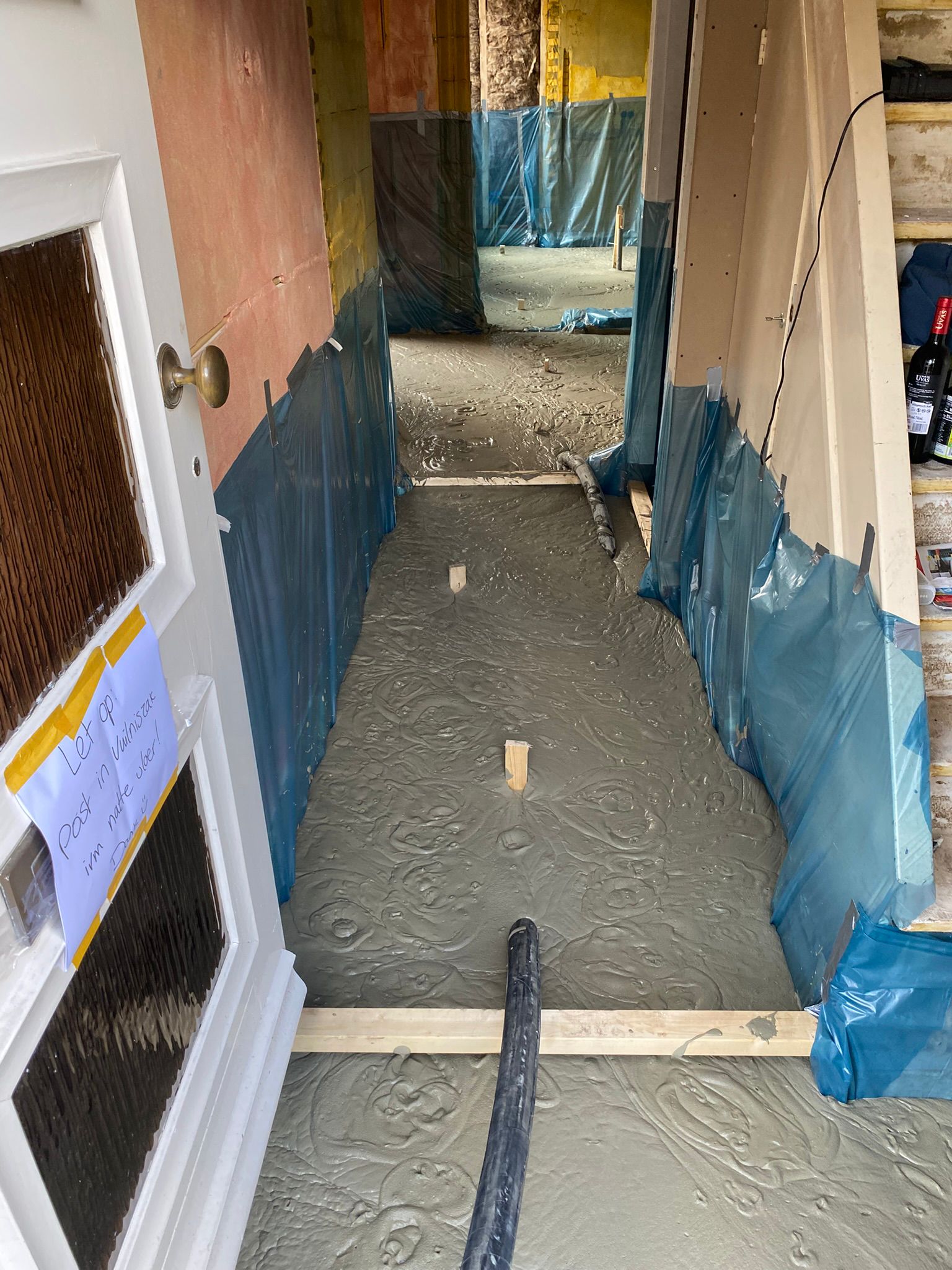 Realisatie van een renovatievloer bij een oudere woning in Leusden. Op het moment van foto maken wordt de schuimbetonvloer net gestort