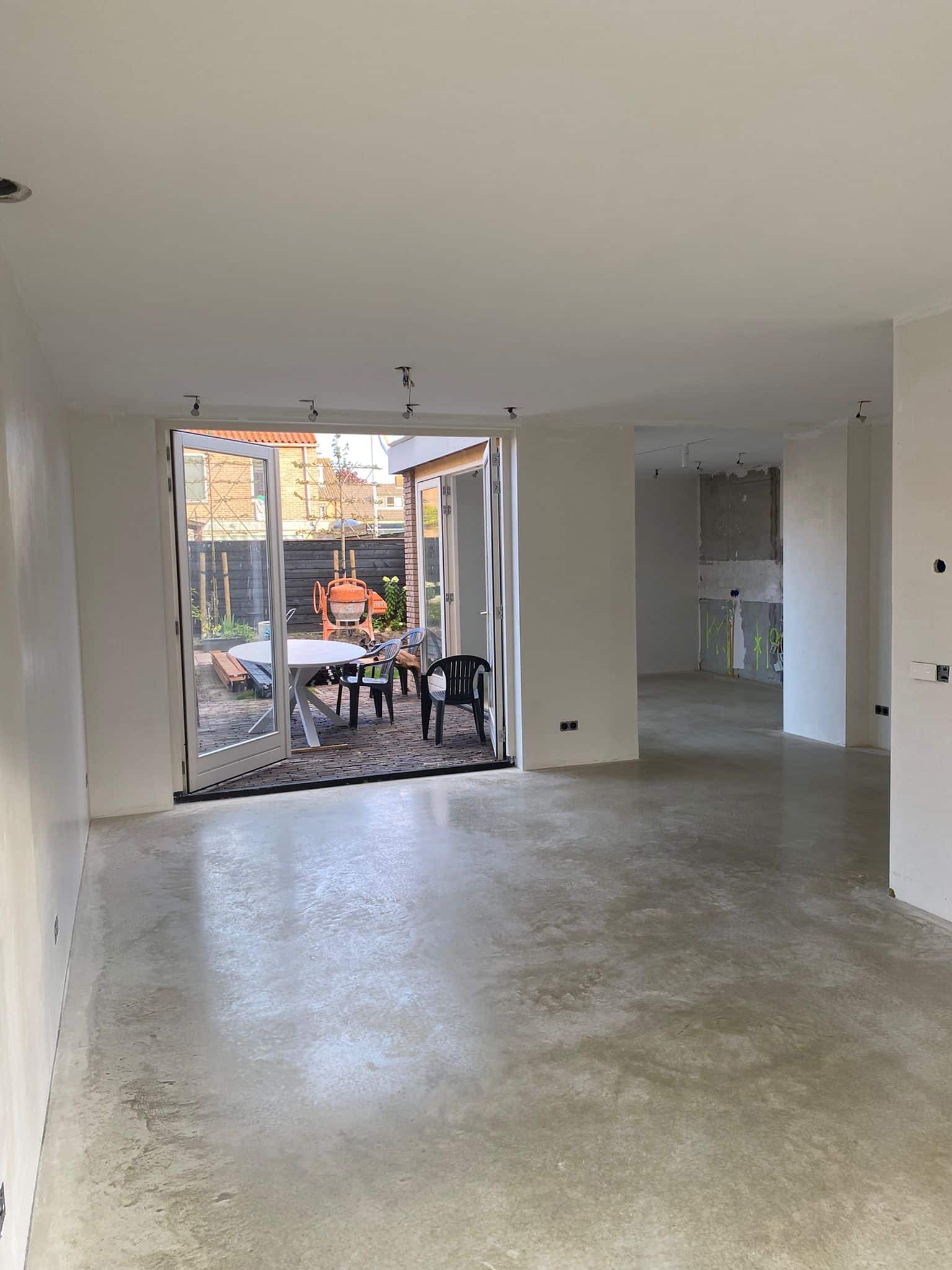 Vloerrenovatie met schuimbeton, vloerverwarming en woonbeton