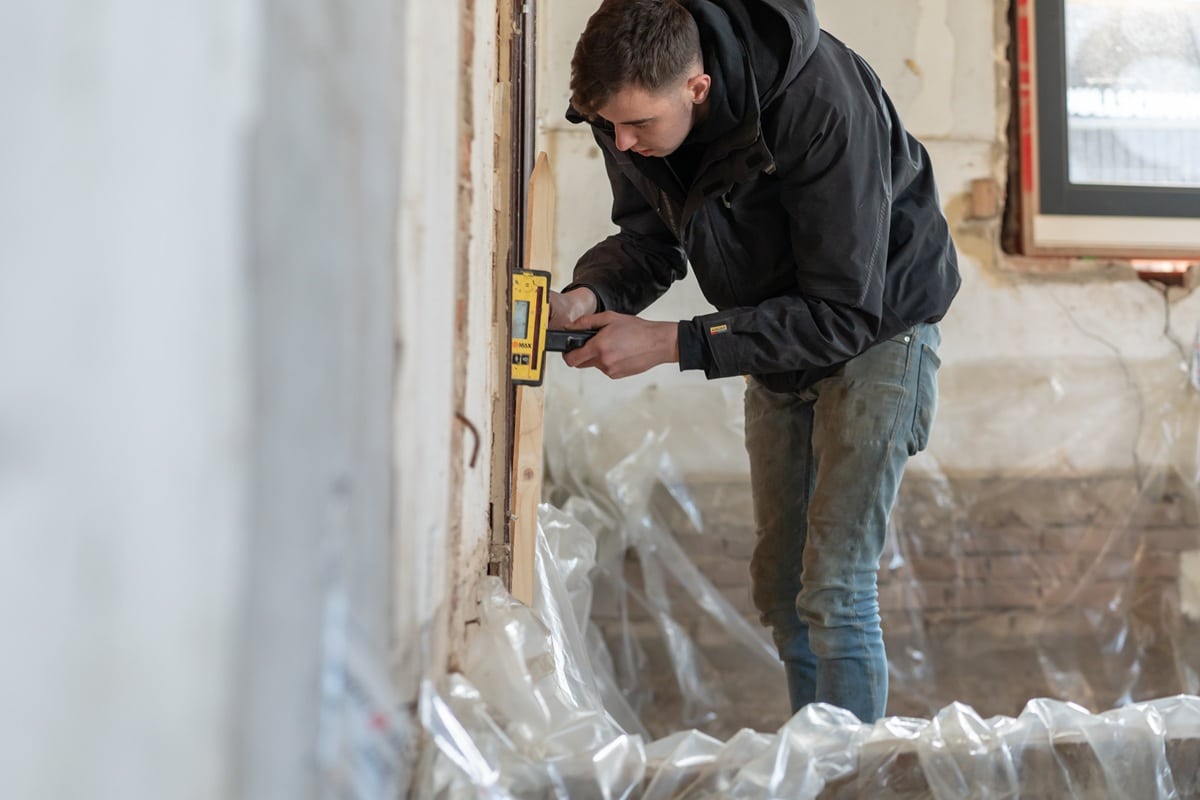 Storten van schuimbeton bij woning in Amersoort