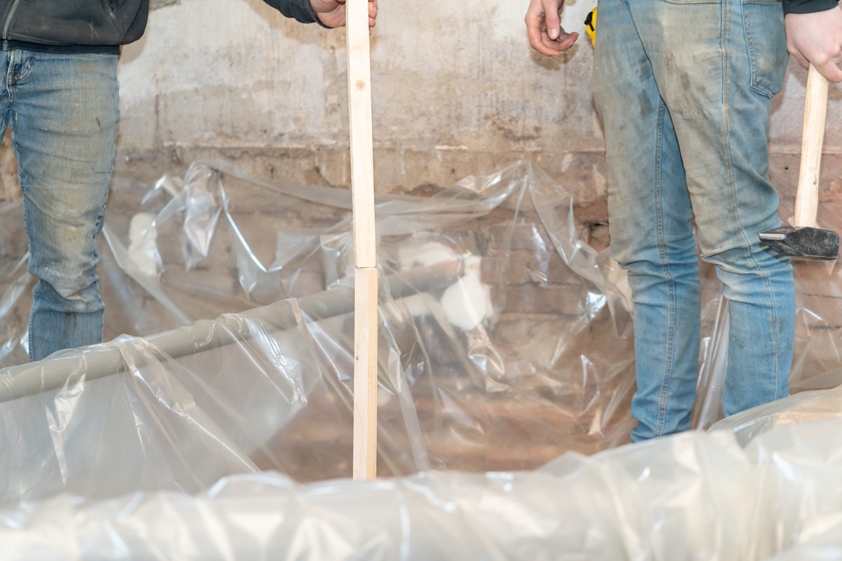 Storten van schuimbeton bij een woning in Amersfoort