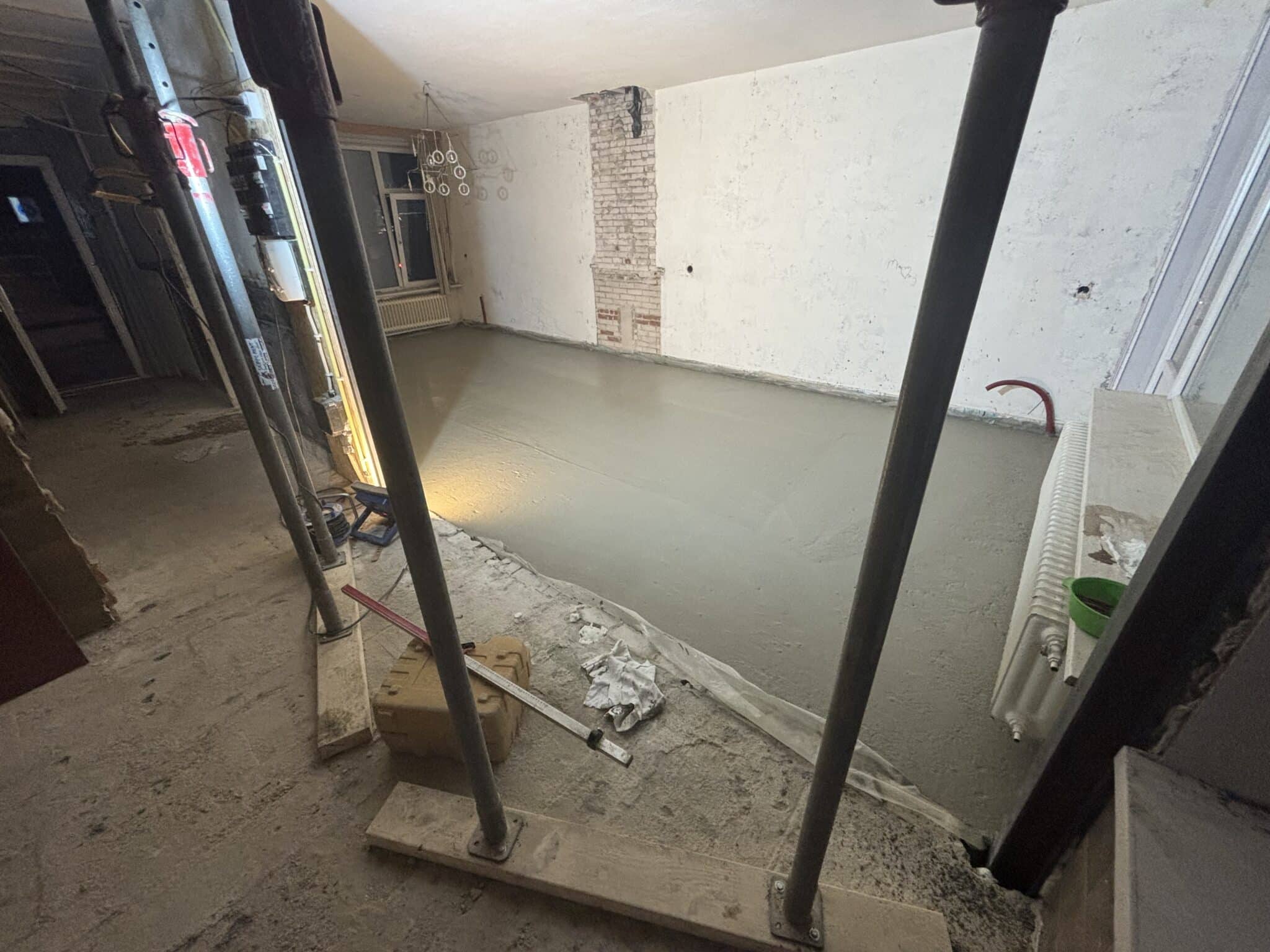 Een strak gestorte schuimbetonvloer in een woning in Ermelo klaar voor de volgende afwerklaag.