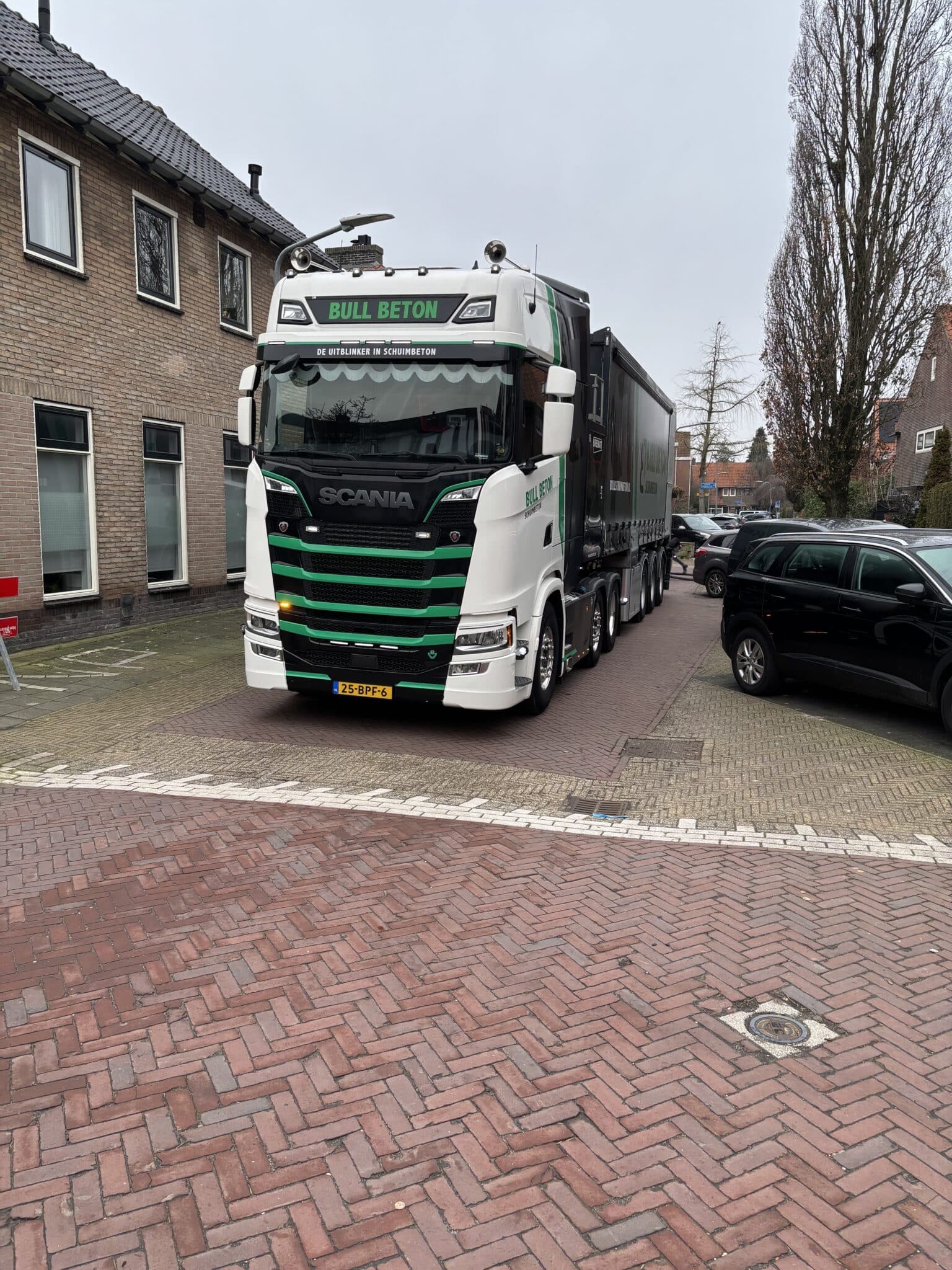 De vrachtwagen parkeren we in de straat voor het huis