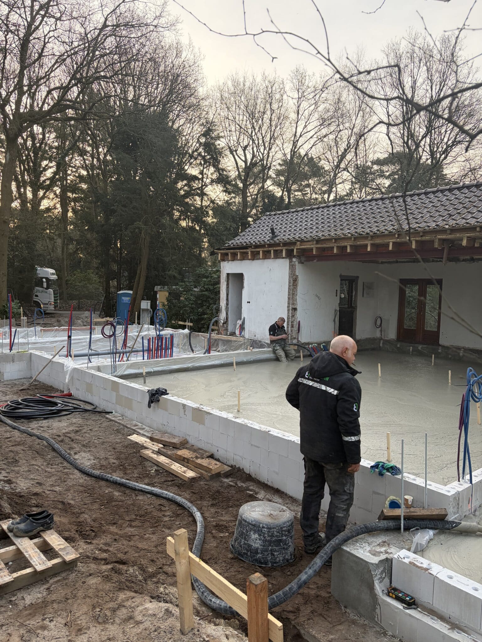 Schuimbeton storten bij woning in Oldebroek
