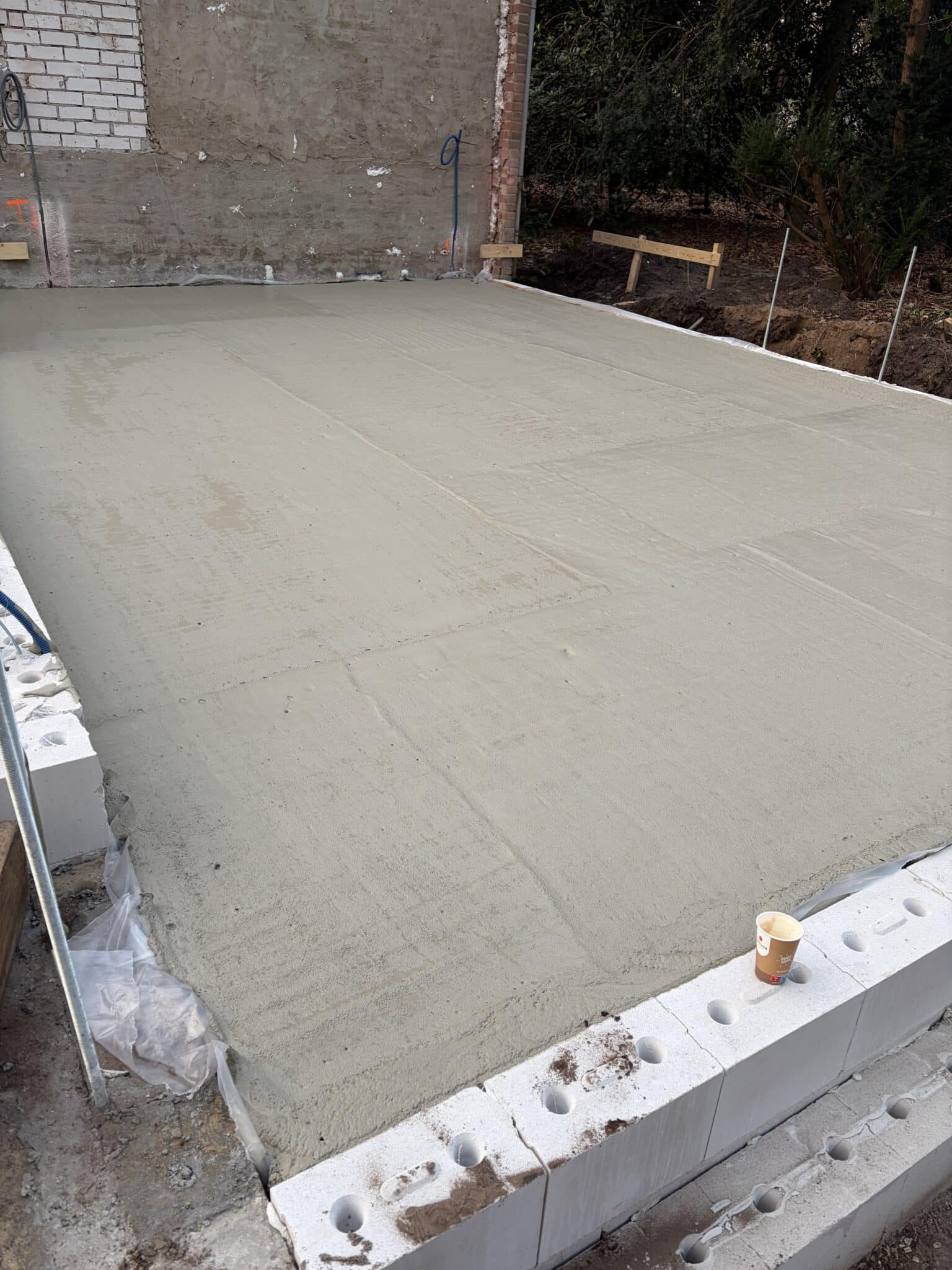 Hier hebben wij een laag van 60 centimeter schuimbeton gestort