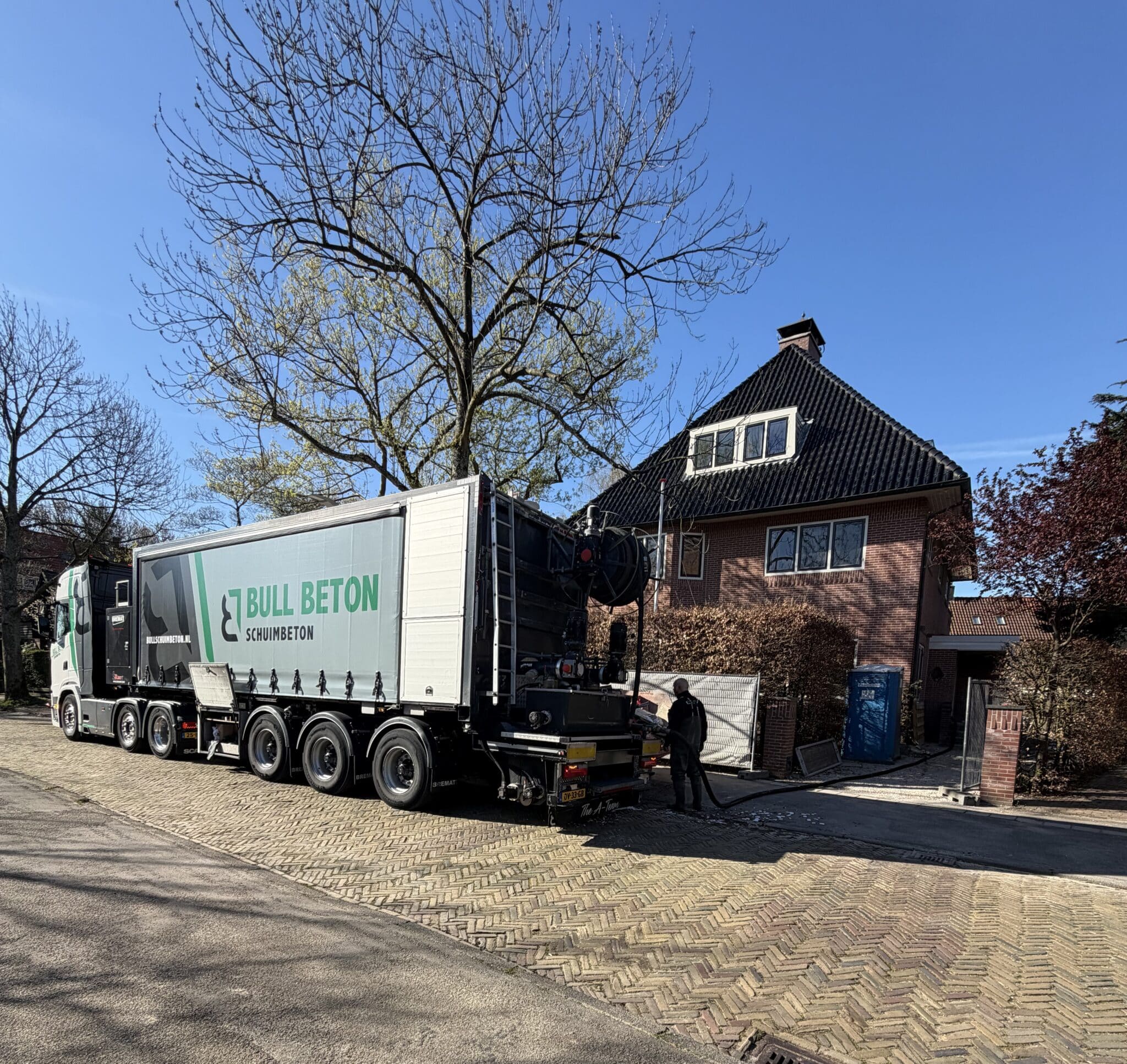 De schuimbeton vrachtwagen voor de villa in Haarlem