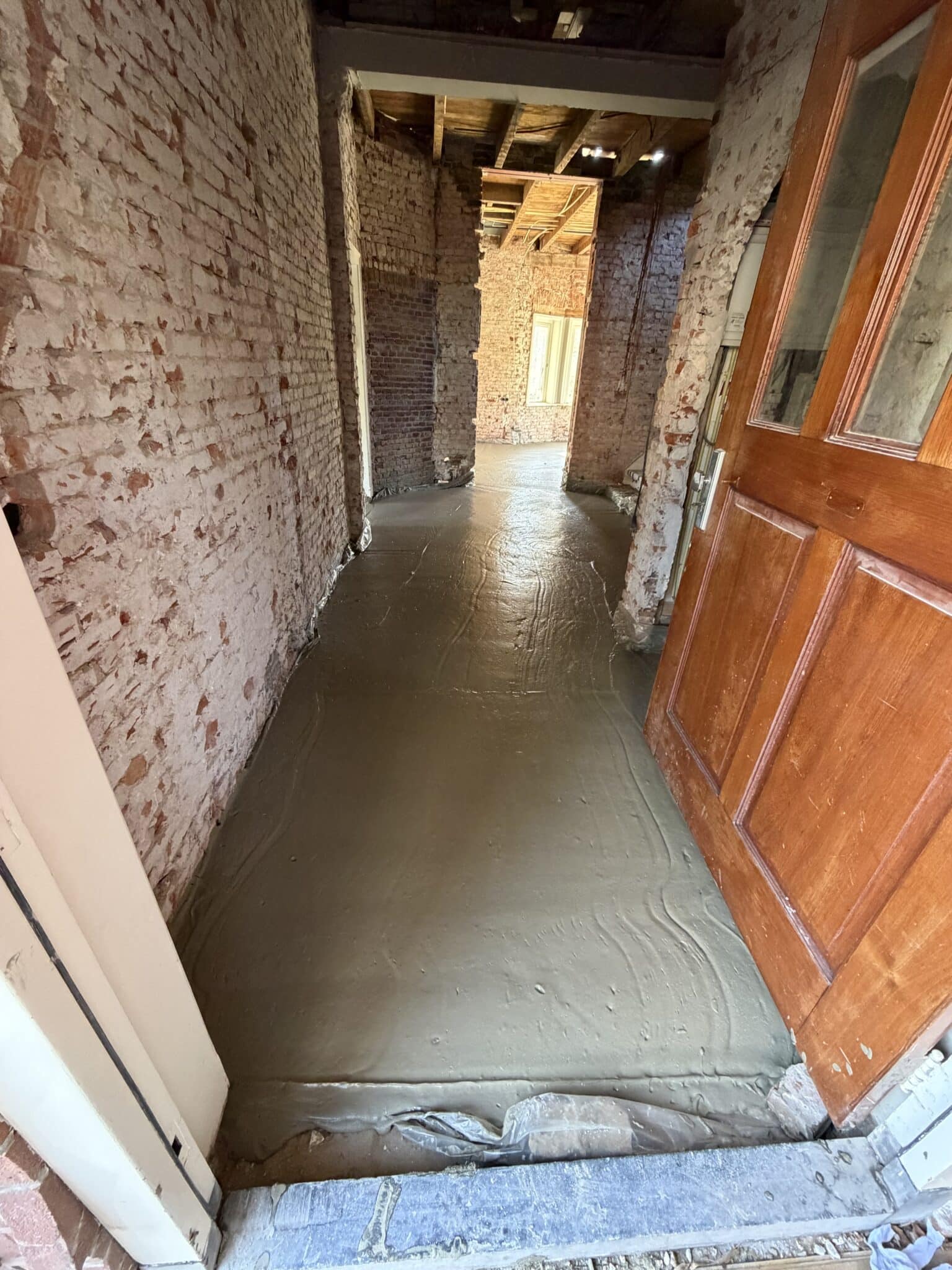 De tweede laag is gestort en glad getrokken