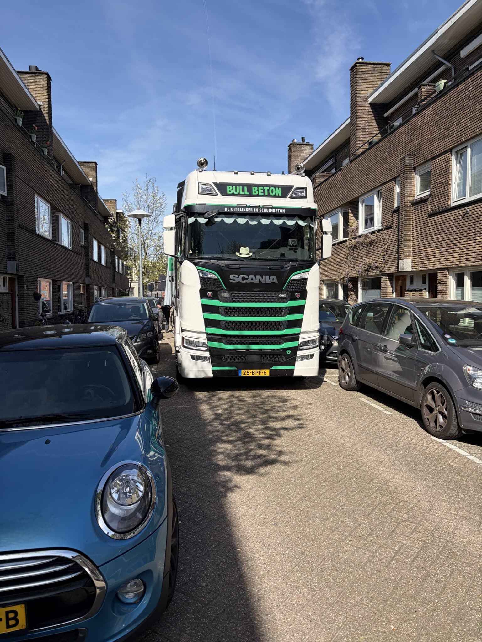 Het past maar net, onze schuimbeton vrachtwagen