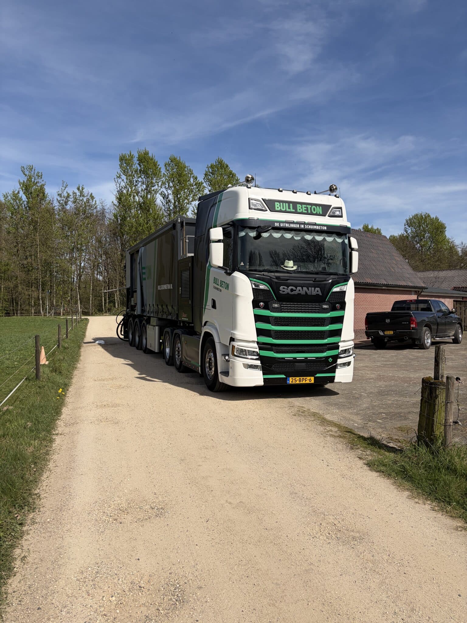 Onze vrachtwagen bij de Villa in Braamt
