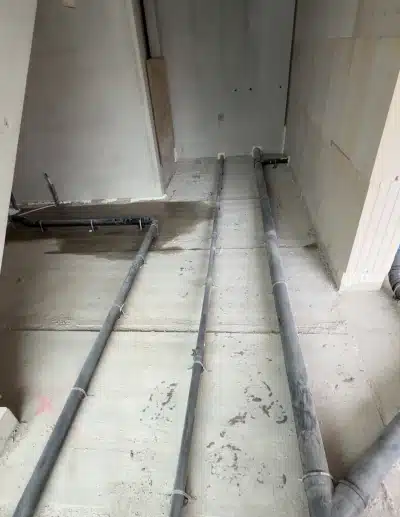 Leidingen op de kanaalplaatvloer
